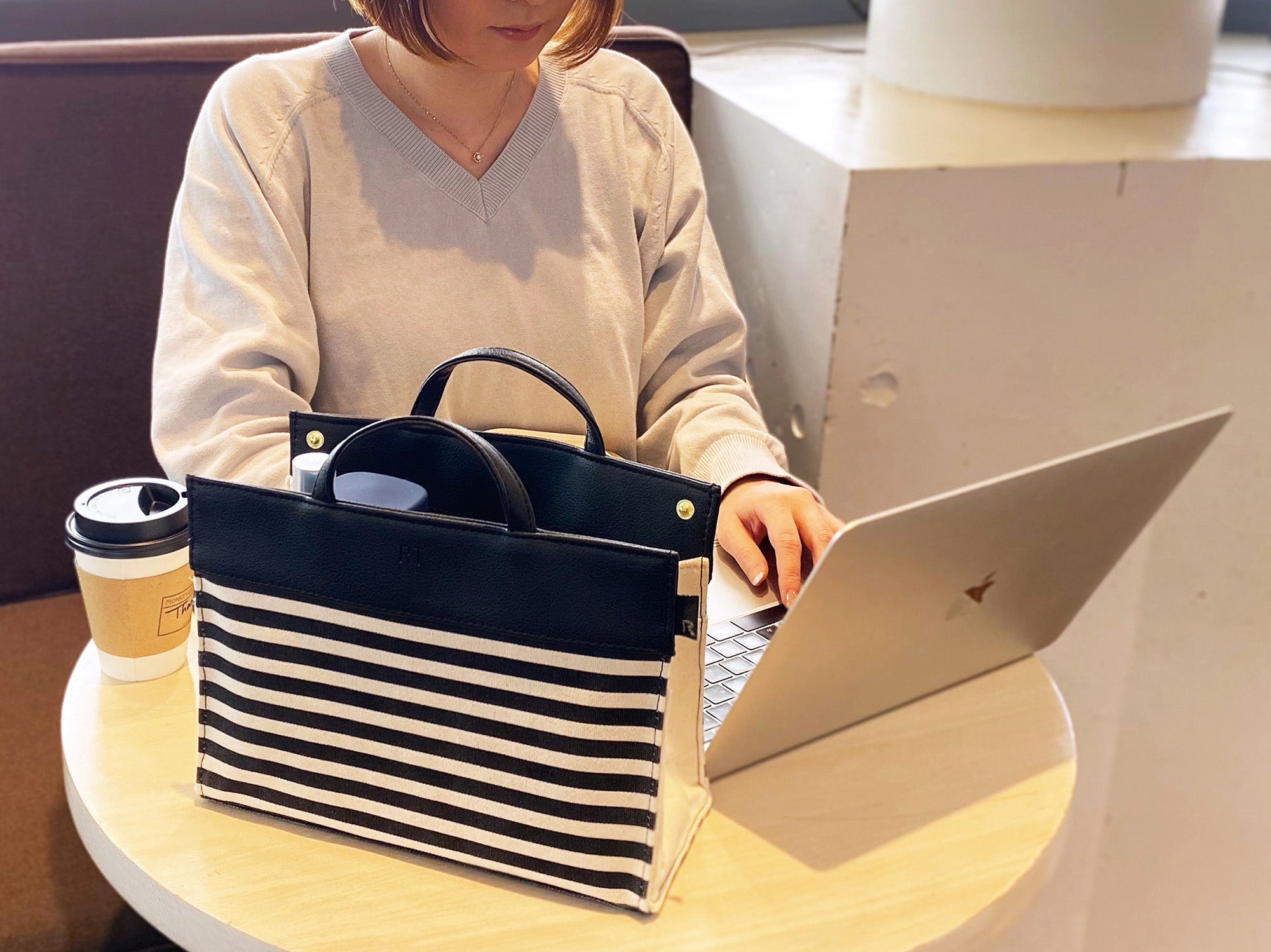 自立するので狭いスペースでも出し入れしやすく使いやすいデザイン