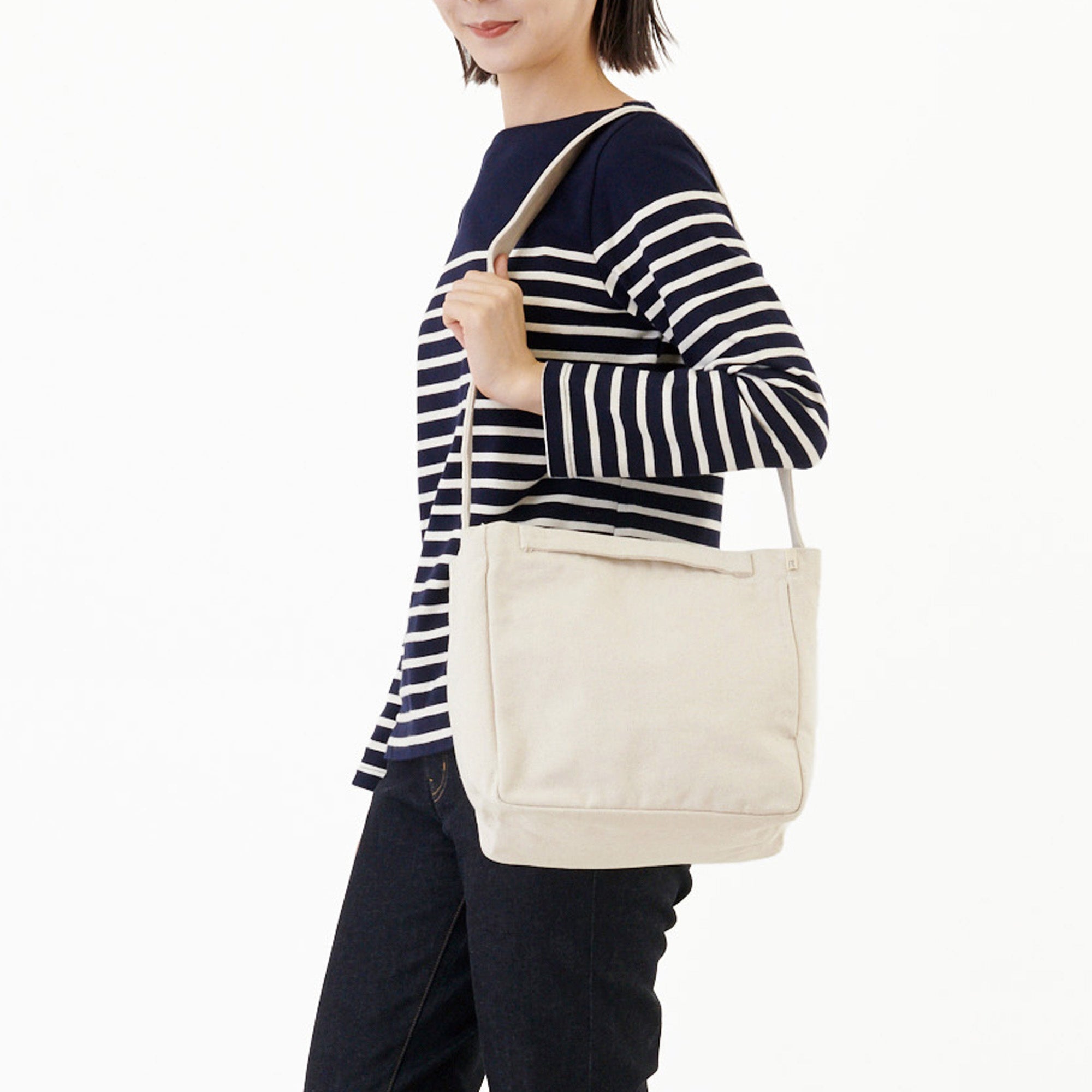 肩掛け、斜め掛けができるショルダー付き。