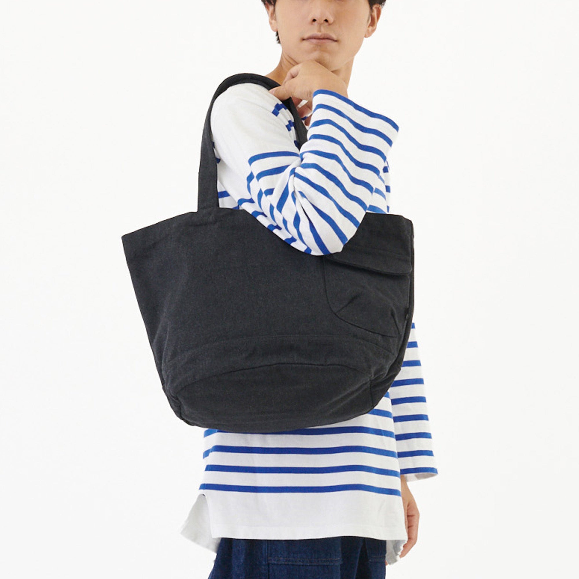 肩掛けしやすい長めのハンドル。肩掛けした時に出し入れしやすい位置にルーポケットが付いています。