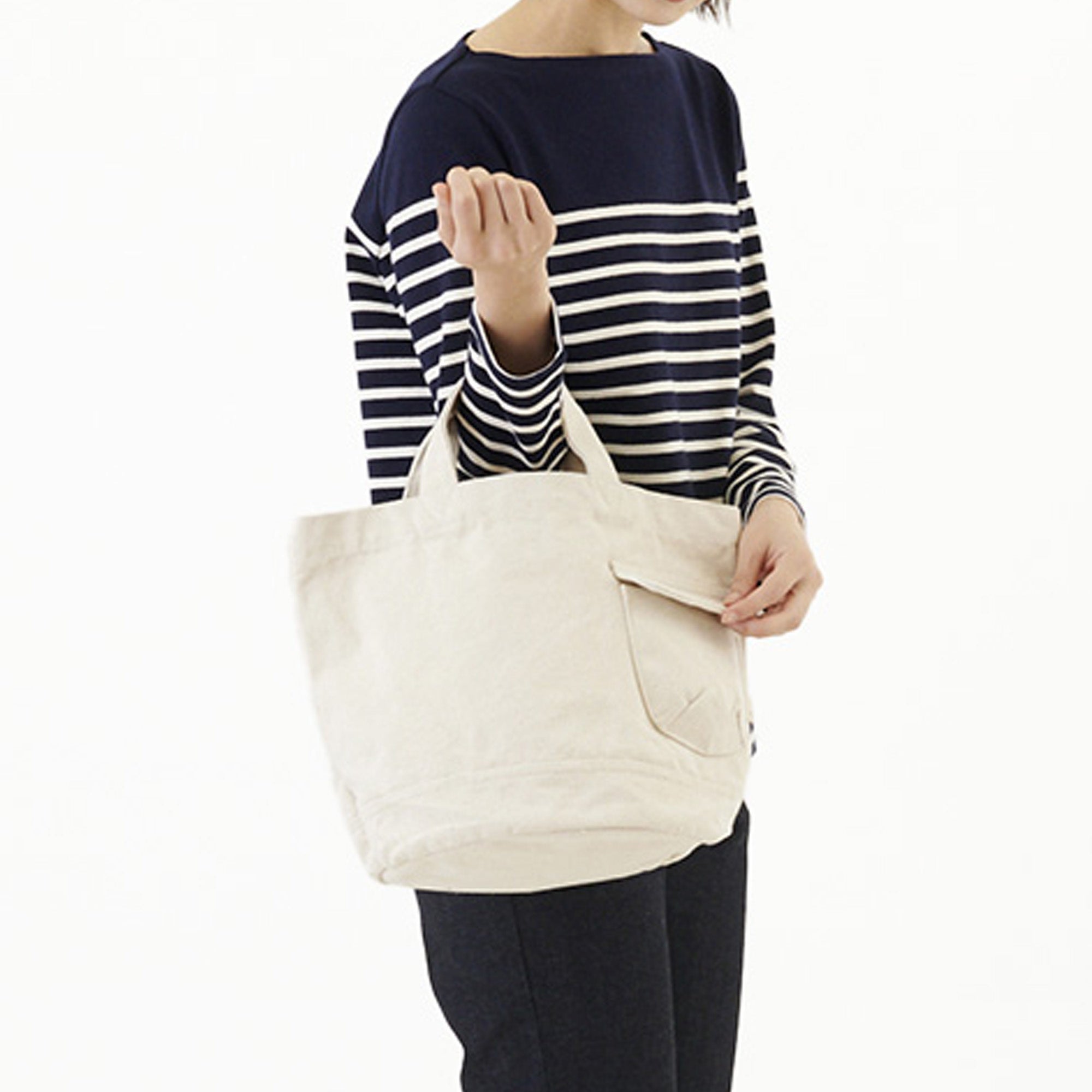 肘に掛けて持った時に出し入れしやすい位置にルーポケットが付いています。