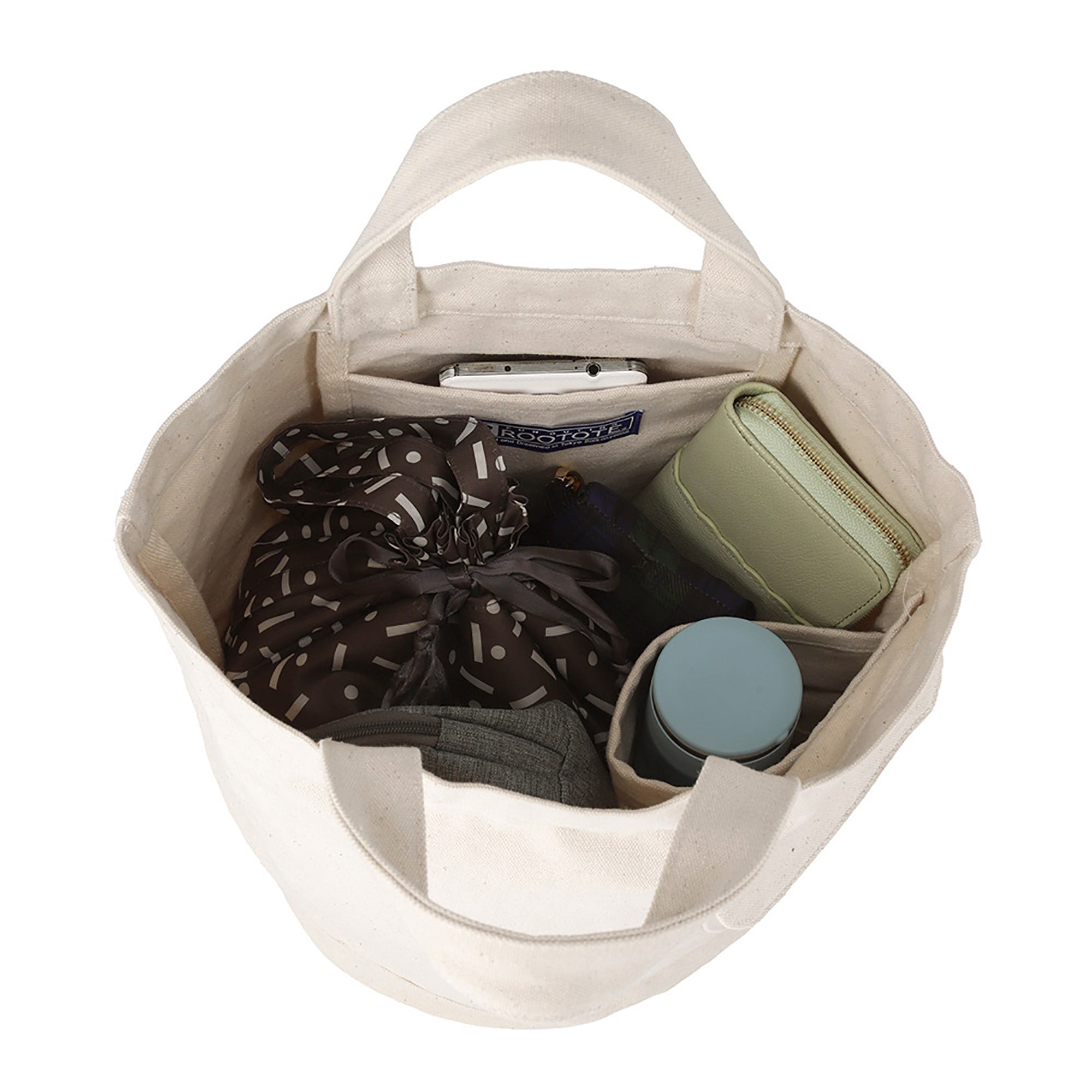 スマホが入る内ポケット、ボトルホルダー付き。