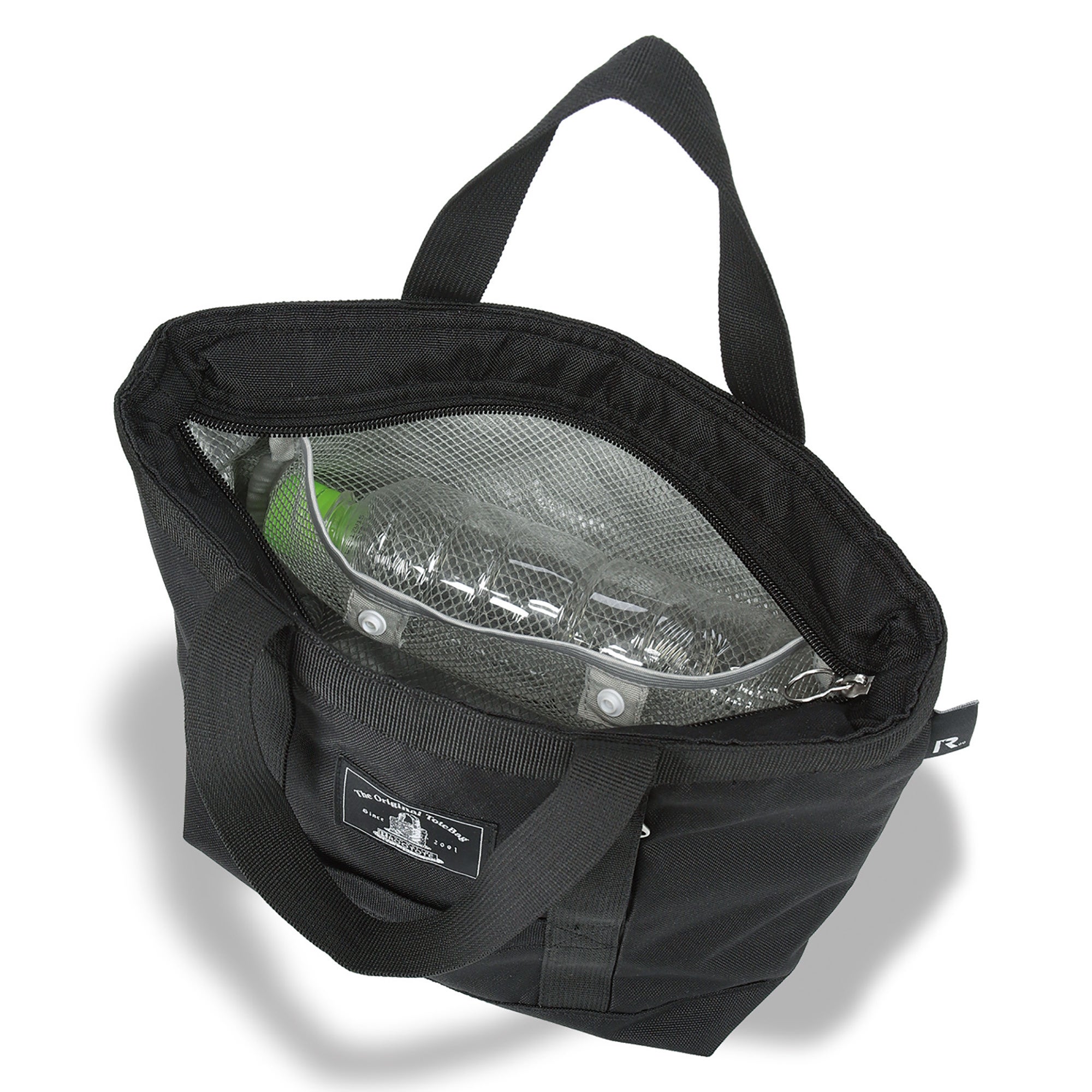 メッシュポケットはホックを留めると宙づりに固定でき、上下2層で使えます。