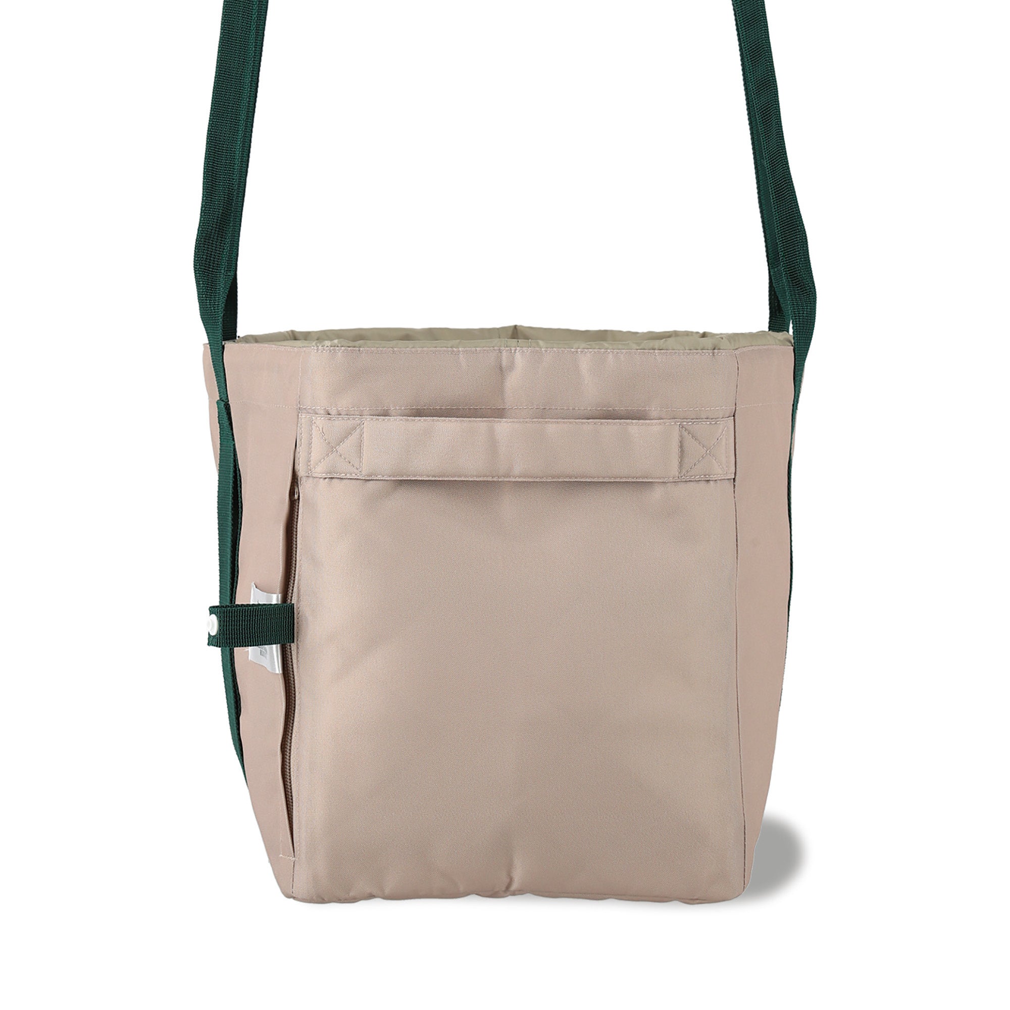 側面には重たい荷物の持ち運びに便利なハンドル付き。