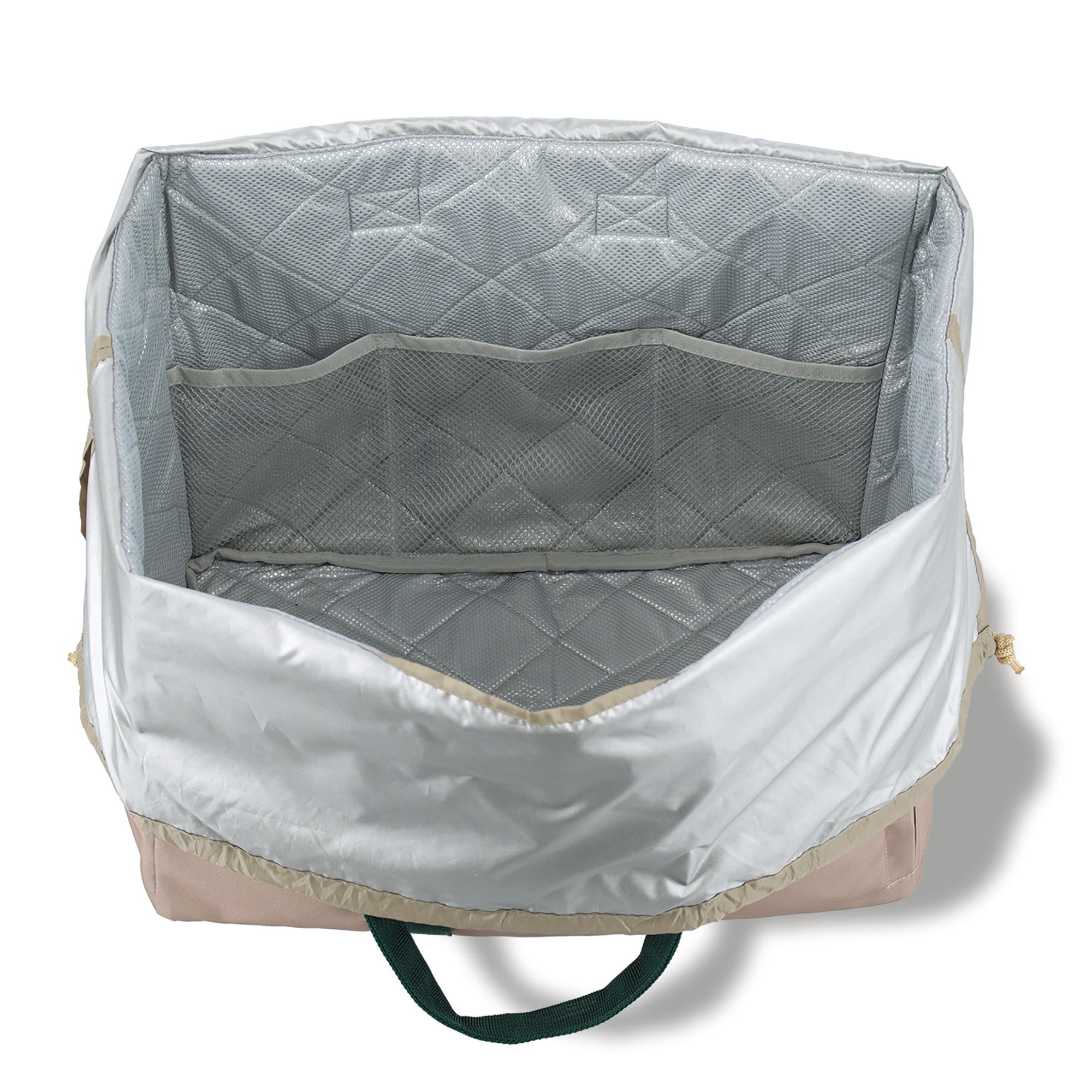 内側には保冷剤などが入れられるメッシュポケット付き。