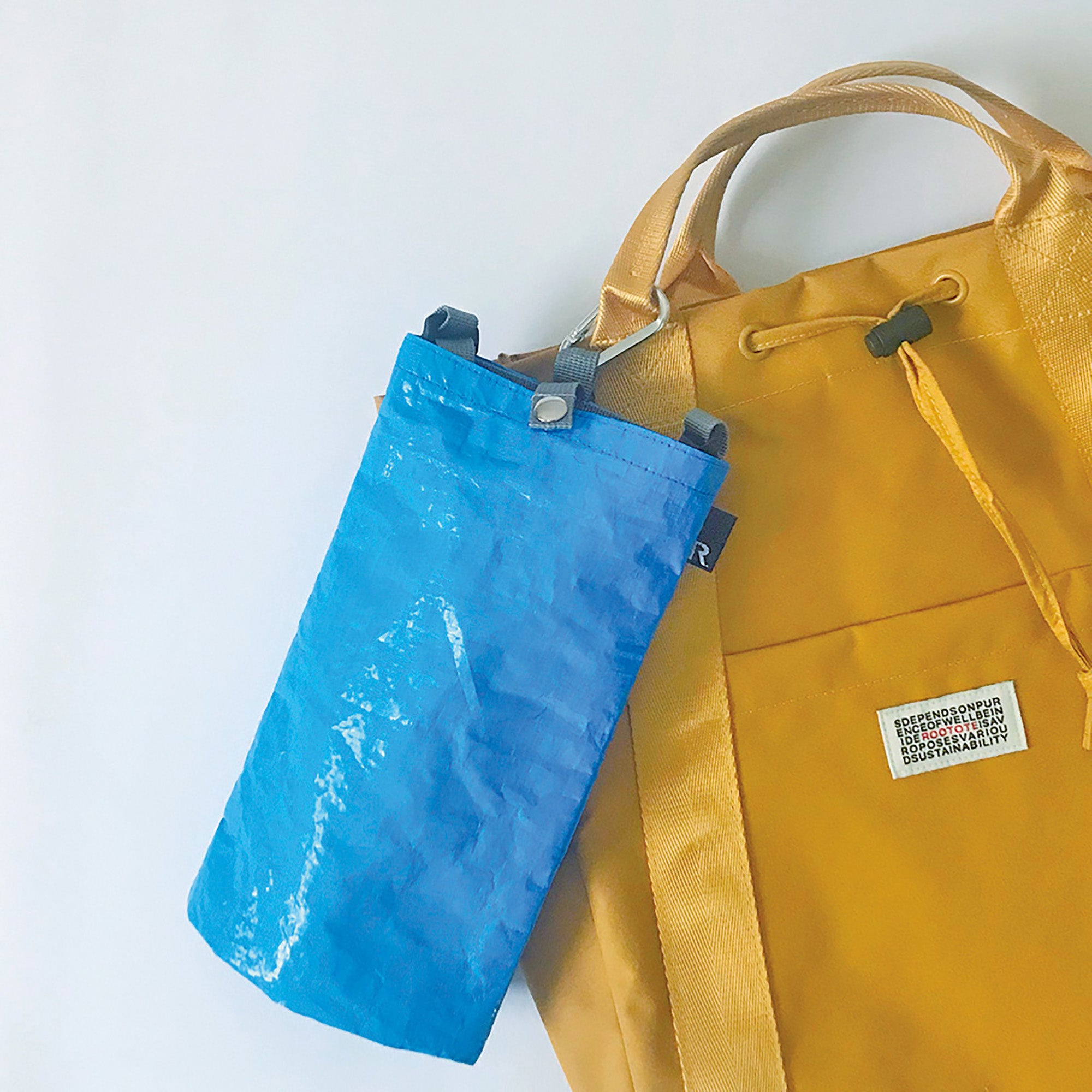 バッグの持ち手などに取り付けられる便利なカラビナ付き。