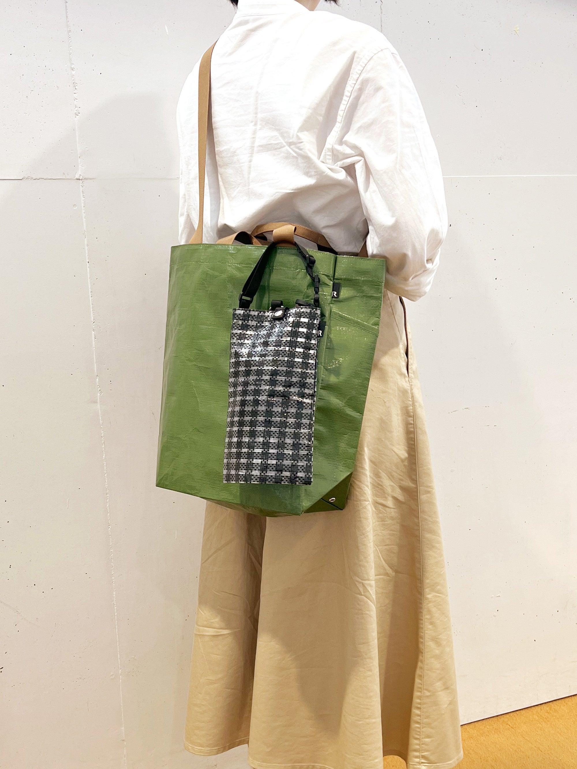 ストラップでバッグの持ち手にぶら下げられます。