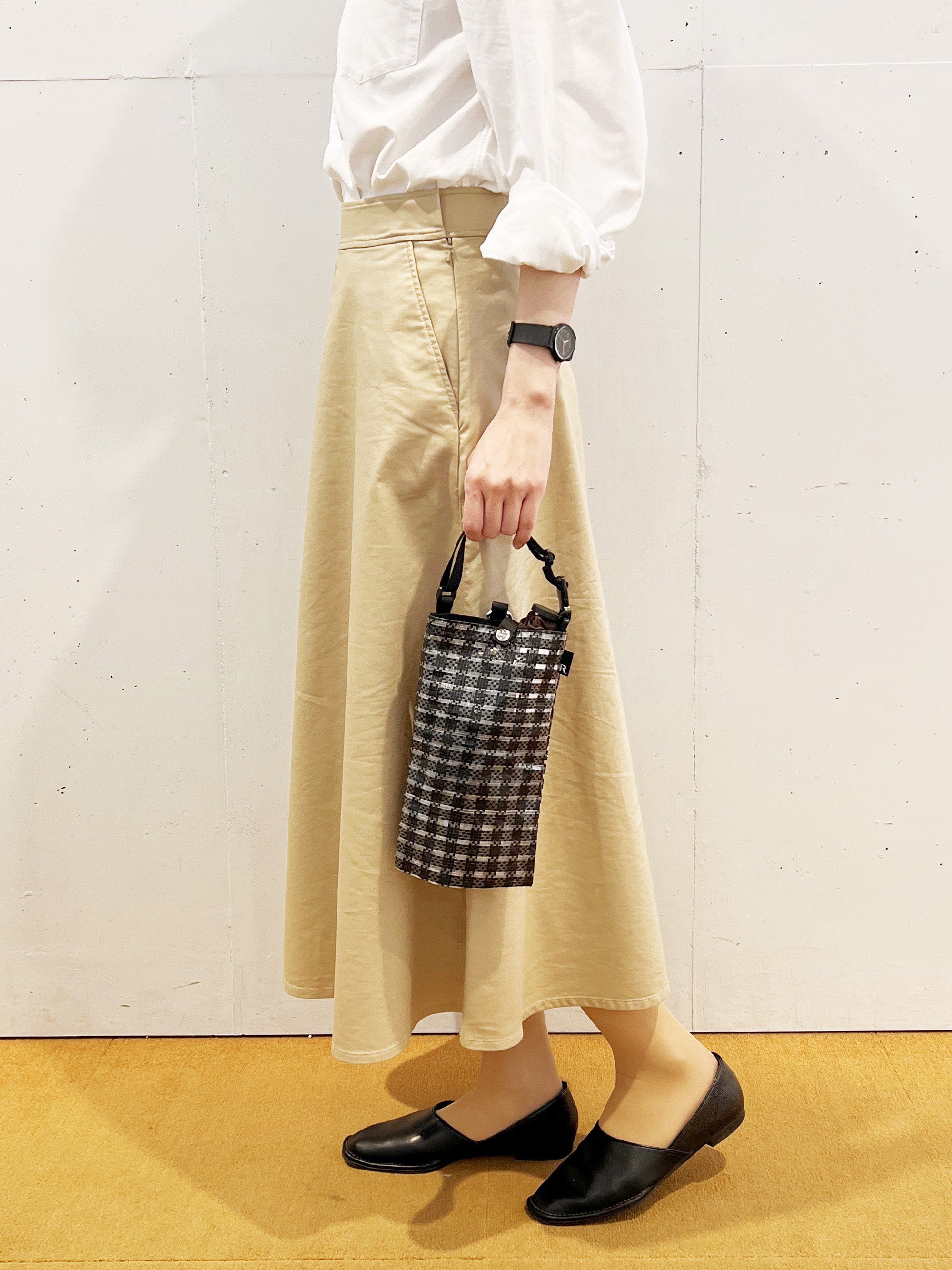 濡れた傘を手で持たずに持ち運びができます。