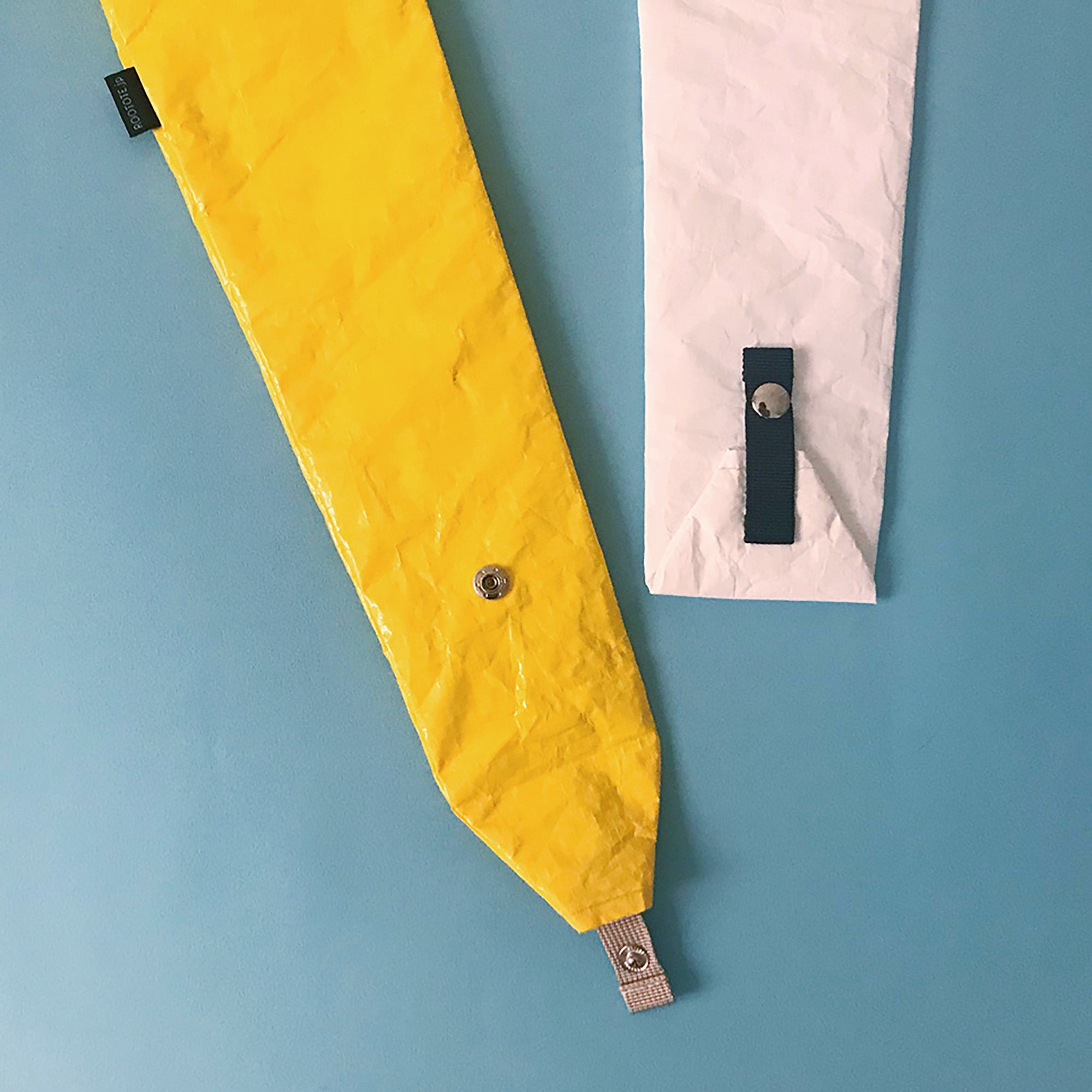 溜まった水は下のホックを外して抜くことができます。