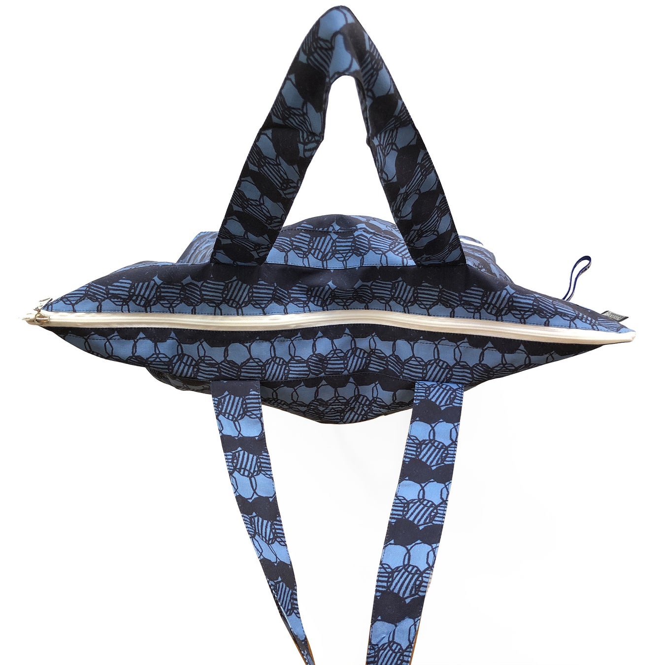 ファスナー付きなので、中身が見えずに安心