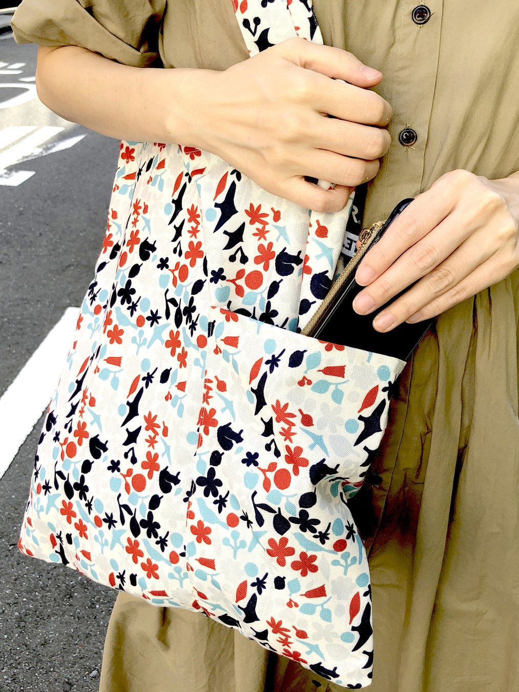 スマホなどが出し入れしやすいルーポケット付き