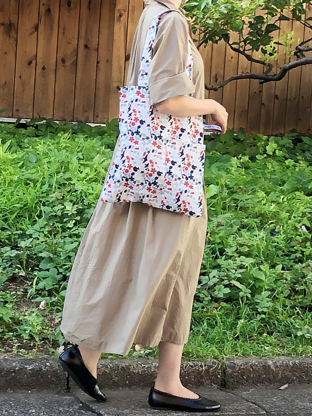 肩掛けに便利な長いハンドル