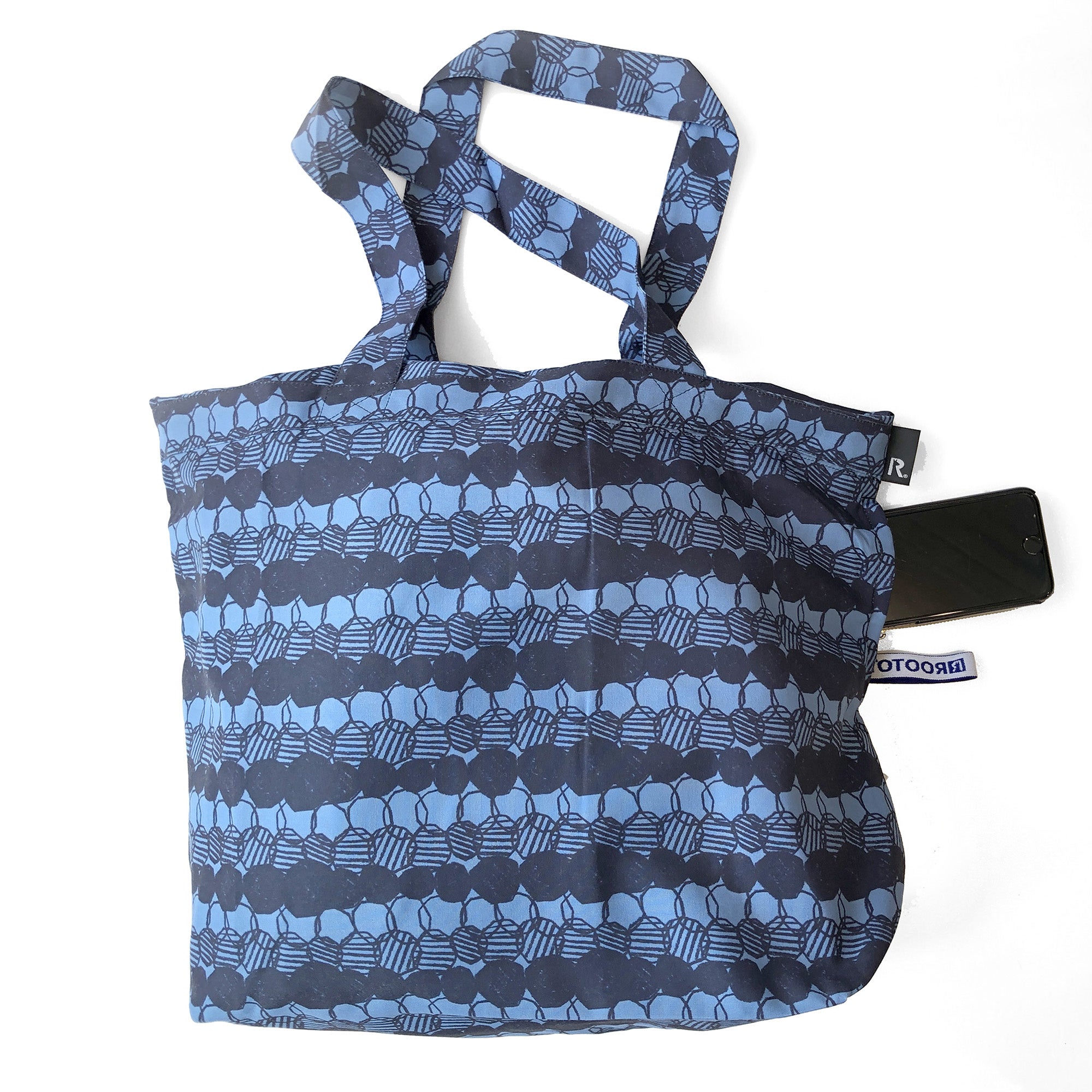 スマホなどが出し入れしやすいルーポケット付き