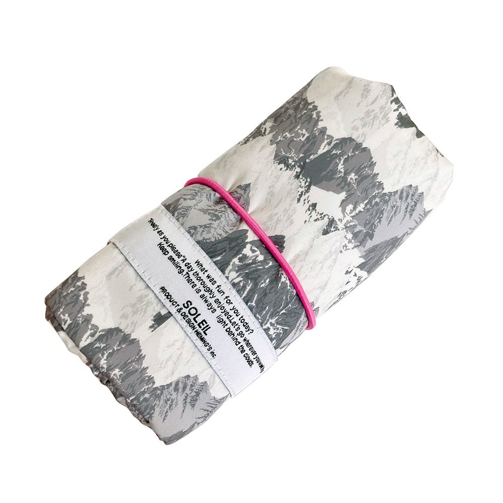 付属のゴムでコンパクトにまとめて持ち運べます。