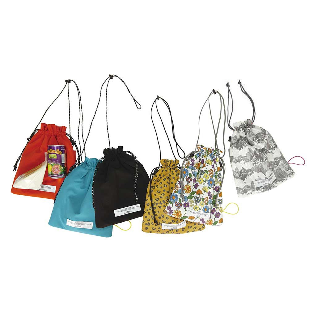 外遊びの季節にぴったりの明るいカラー展開です。