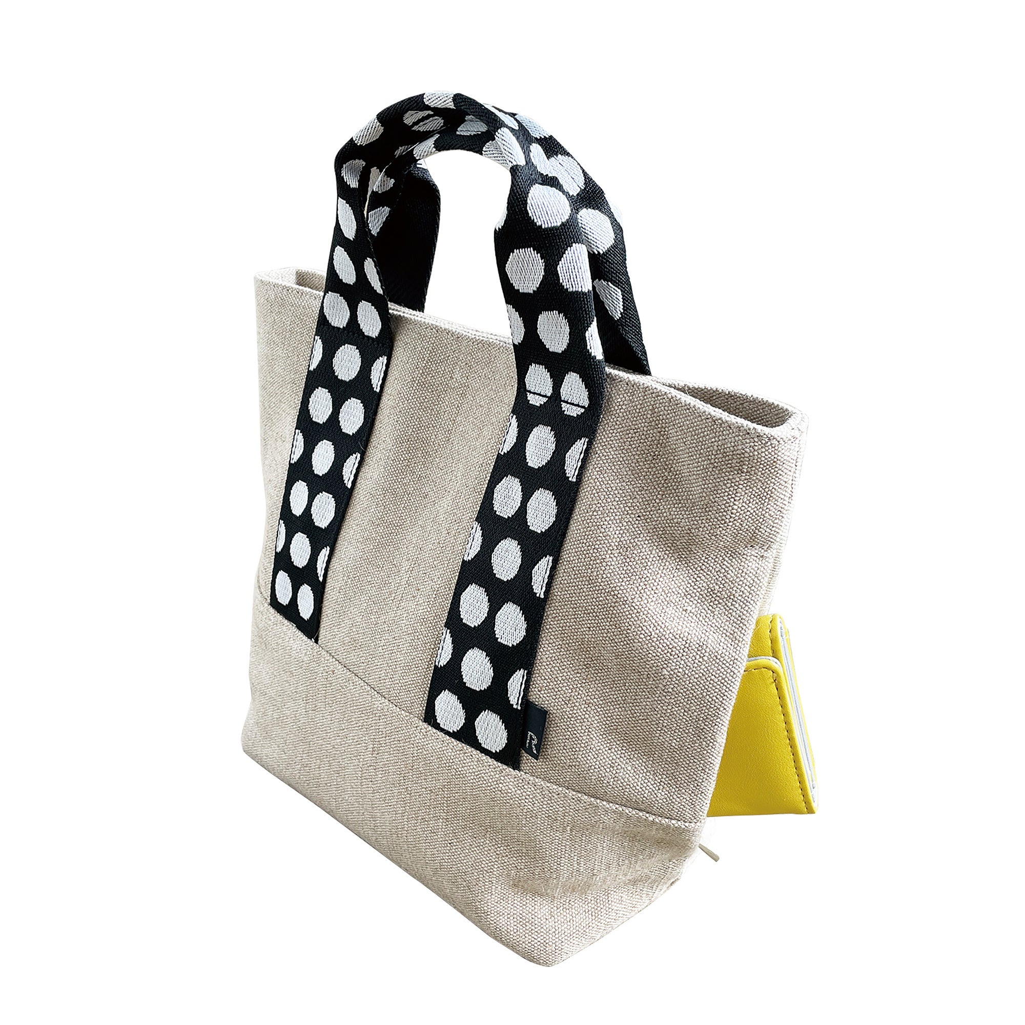 サイドにスマホなどが出し入れしやすいルーポケット付き。