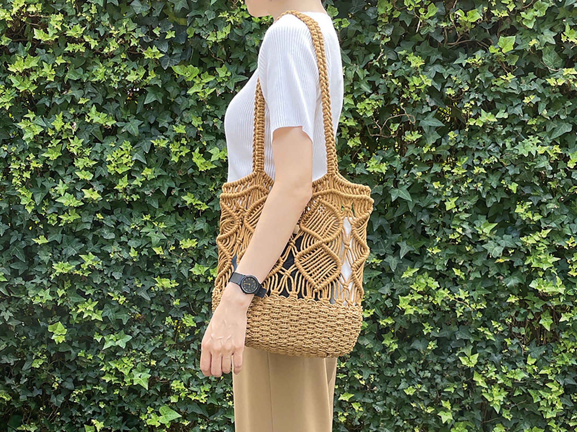 すっきり肩掛けしやすい長めのハンドル。