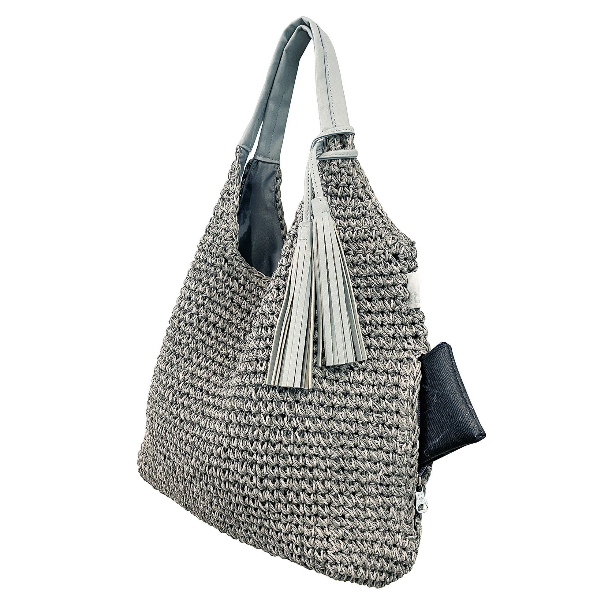 サイドにスマホなどが出し入れしやすいルーポケット付き。