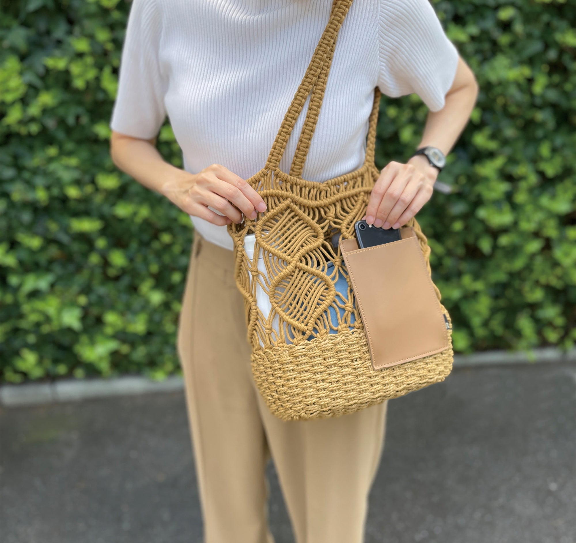 スマホなどが出し入れしやすいチャームタイプのルーポケット付き。