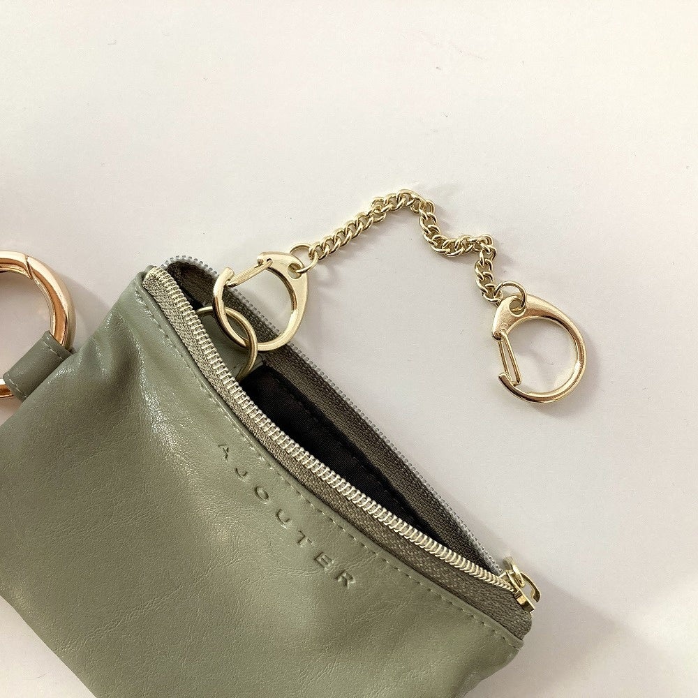 内側にはキーチェーン付き