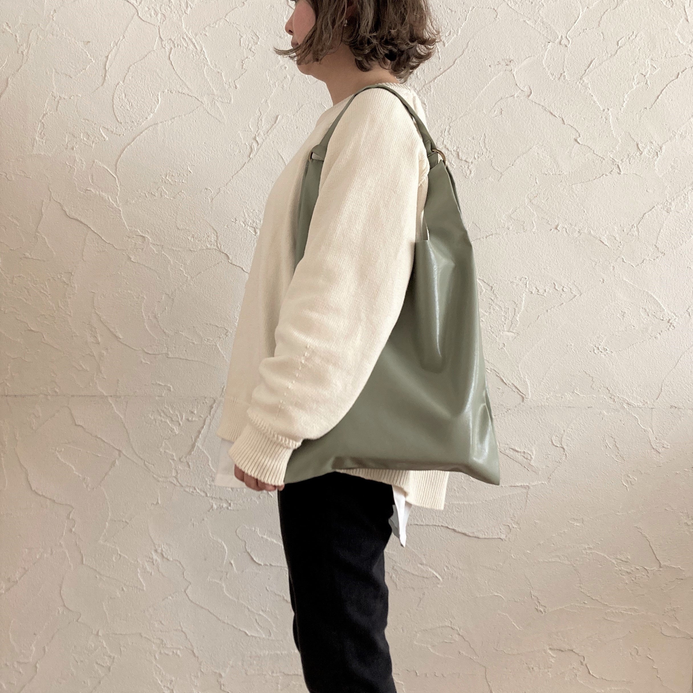 ショルダーを使えば肩掛け可能