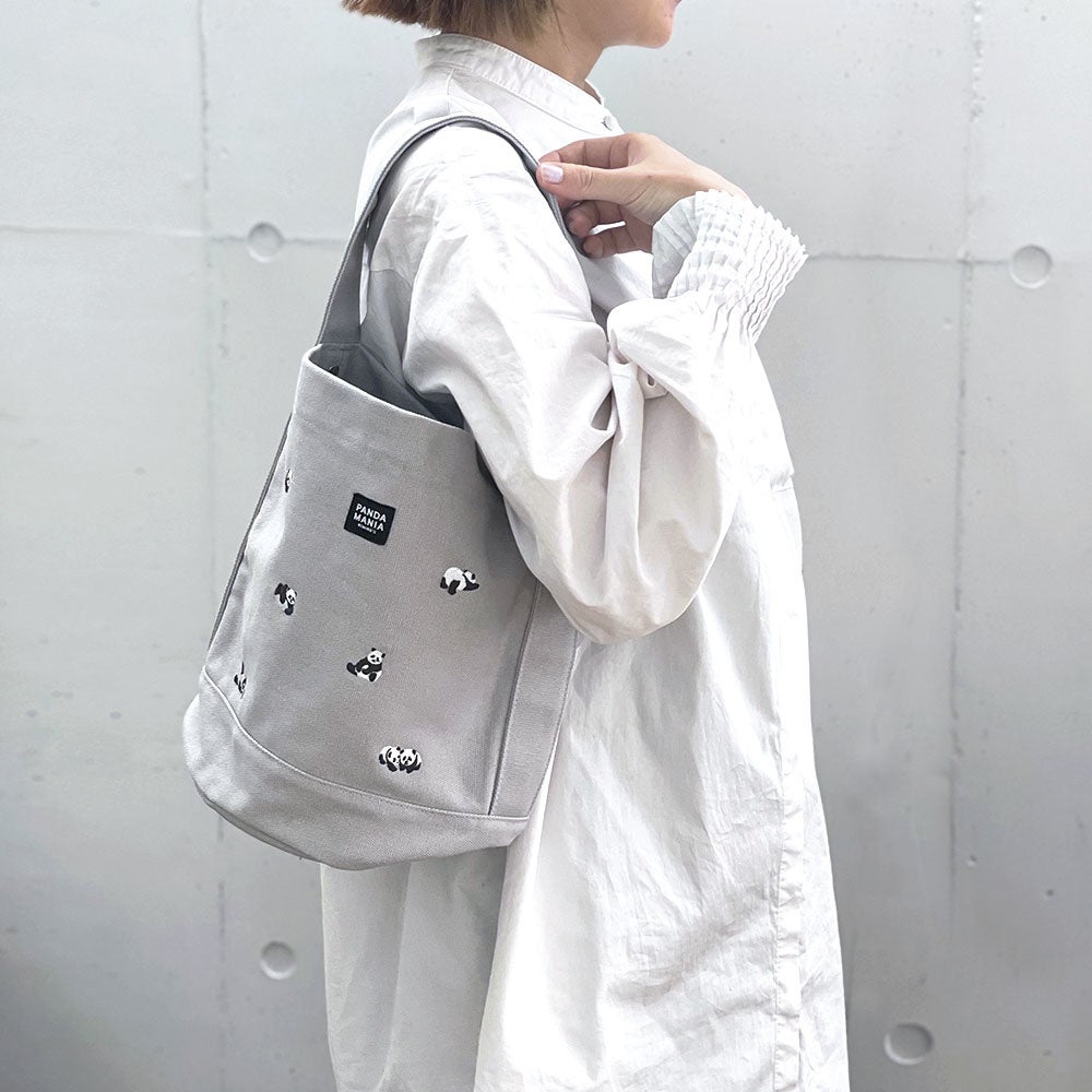 パンダの刺繍が散りばめられたパンダバケツトート