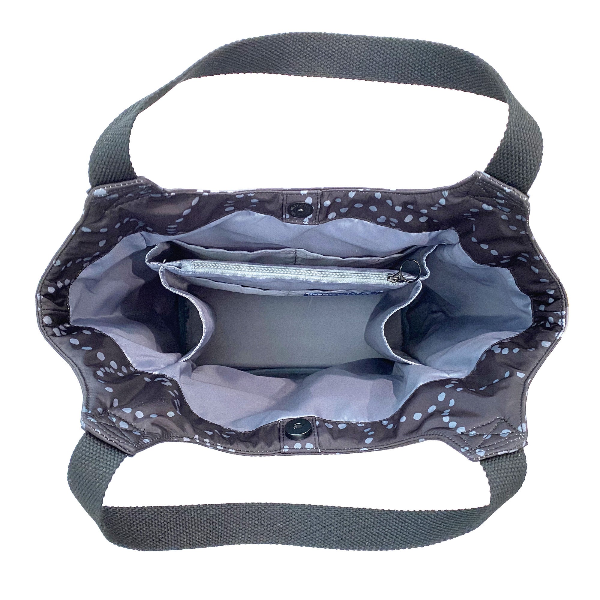 荷物に合わせて中央の仕切りが移動します。