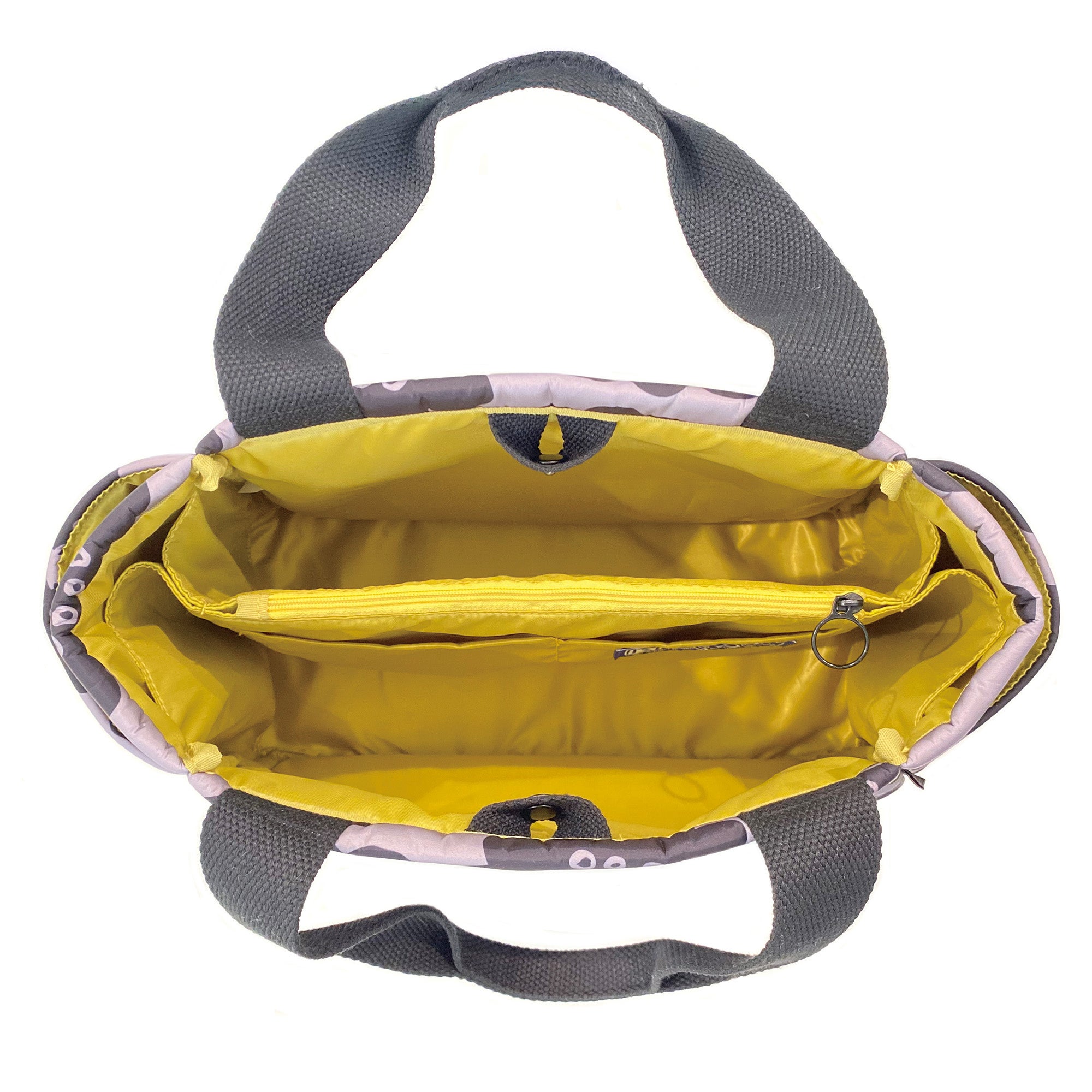 仕切りはファスナーポケットも兼ねています。