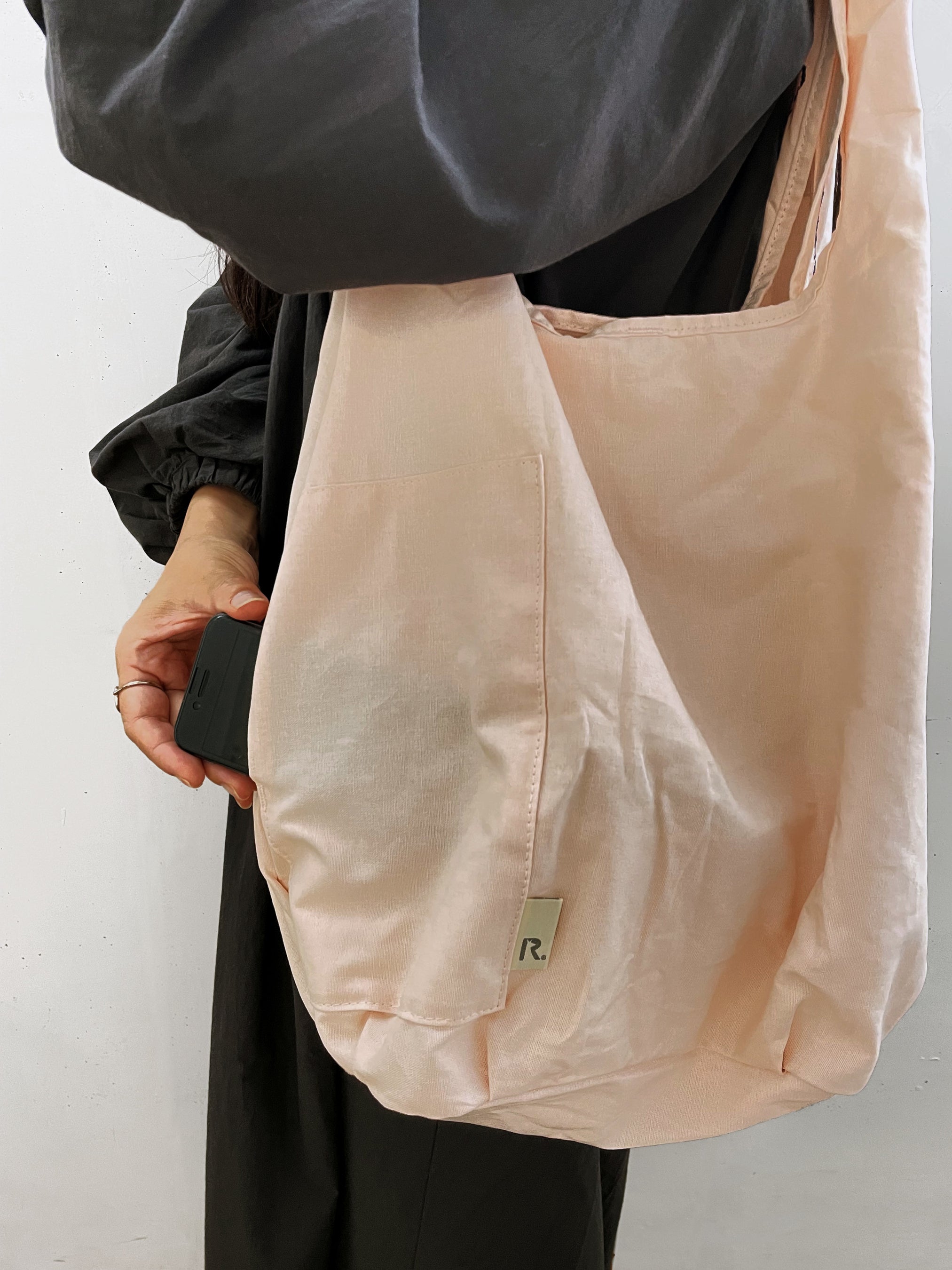 背面にスマホなどが出し入れしやすいルーポケット付き。