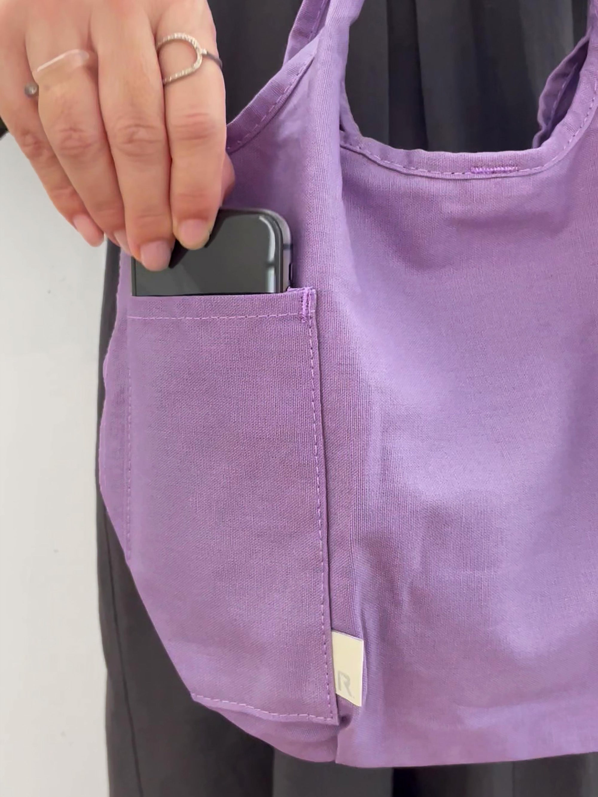 背面にスマホなどが出し入れしやすいルーポケット付き。