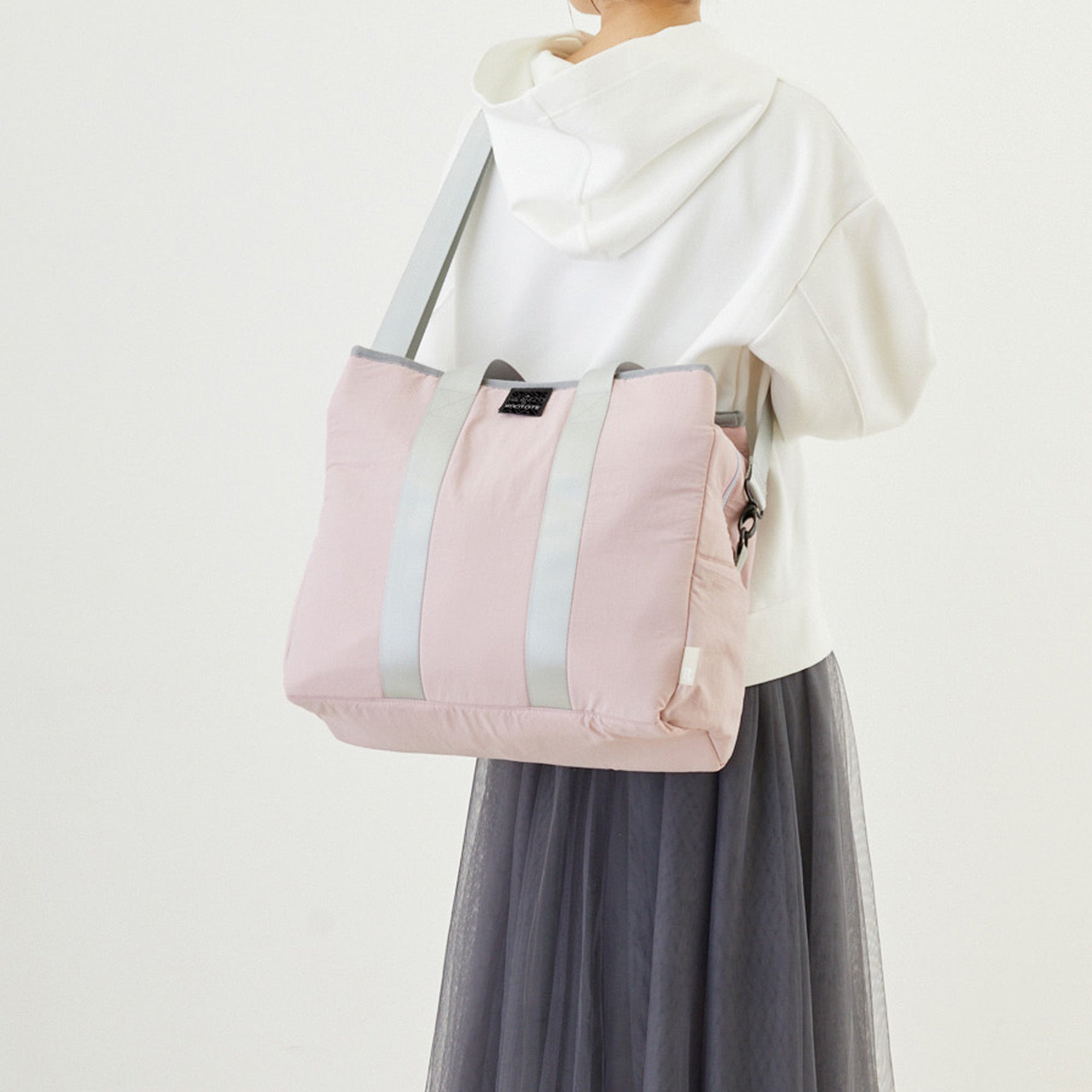 取り外し可能なショルダーベルト付き。