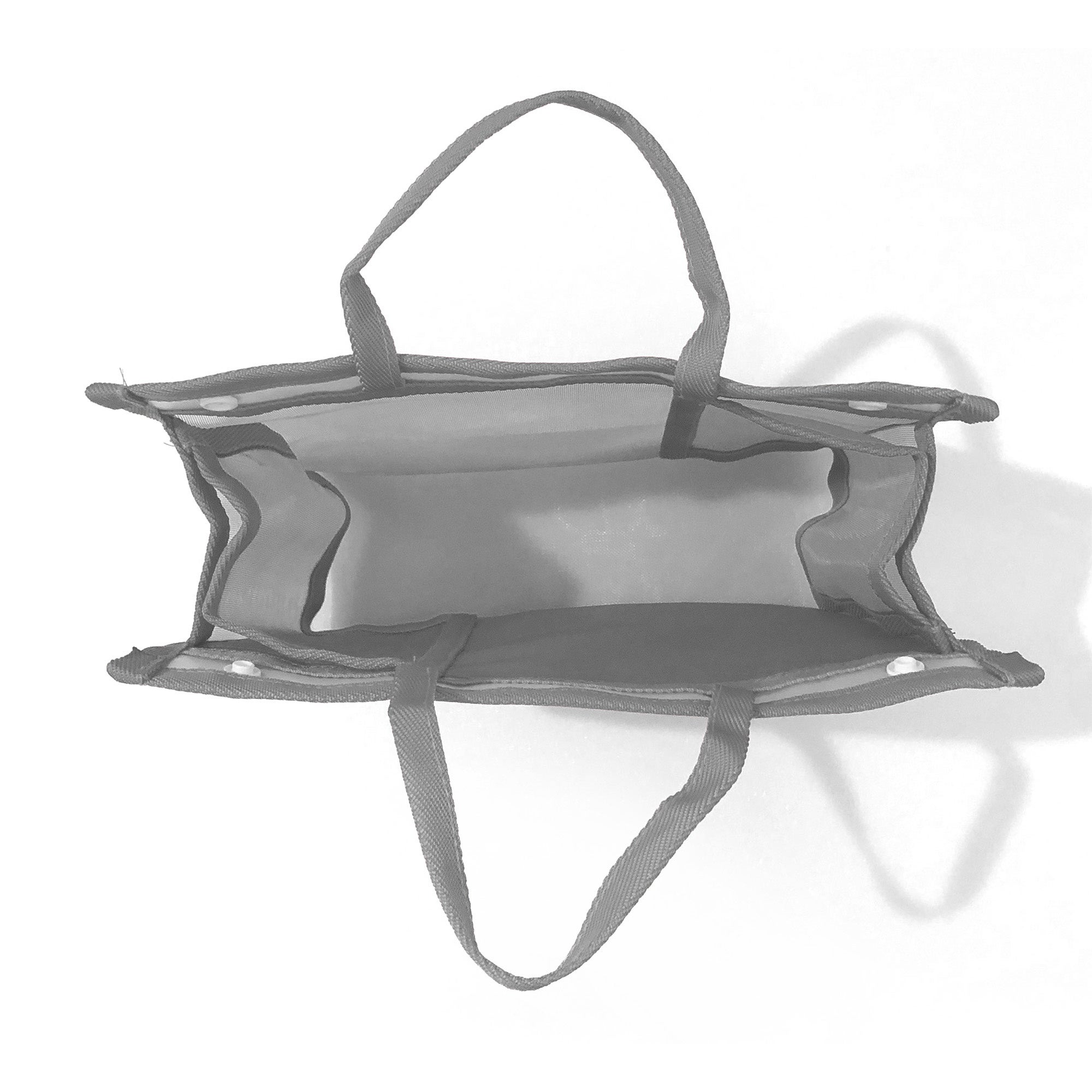 荷物に合わせて、仕切りを動かして広く使えます。