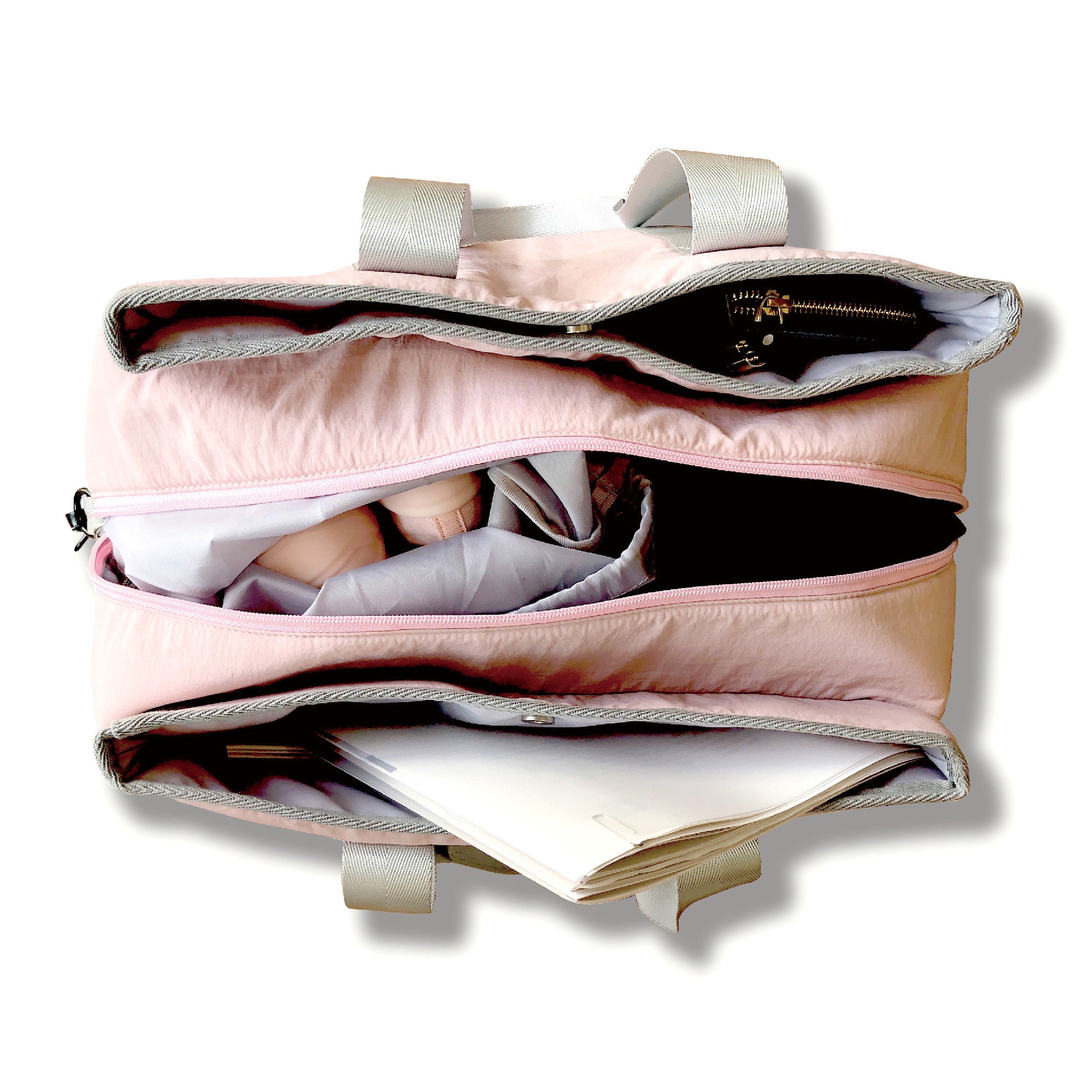 前後の大きなポケットに、仕事用と運動用の荷物を分けて収納。