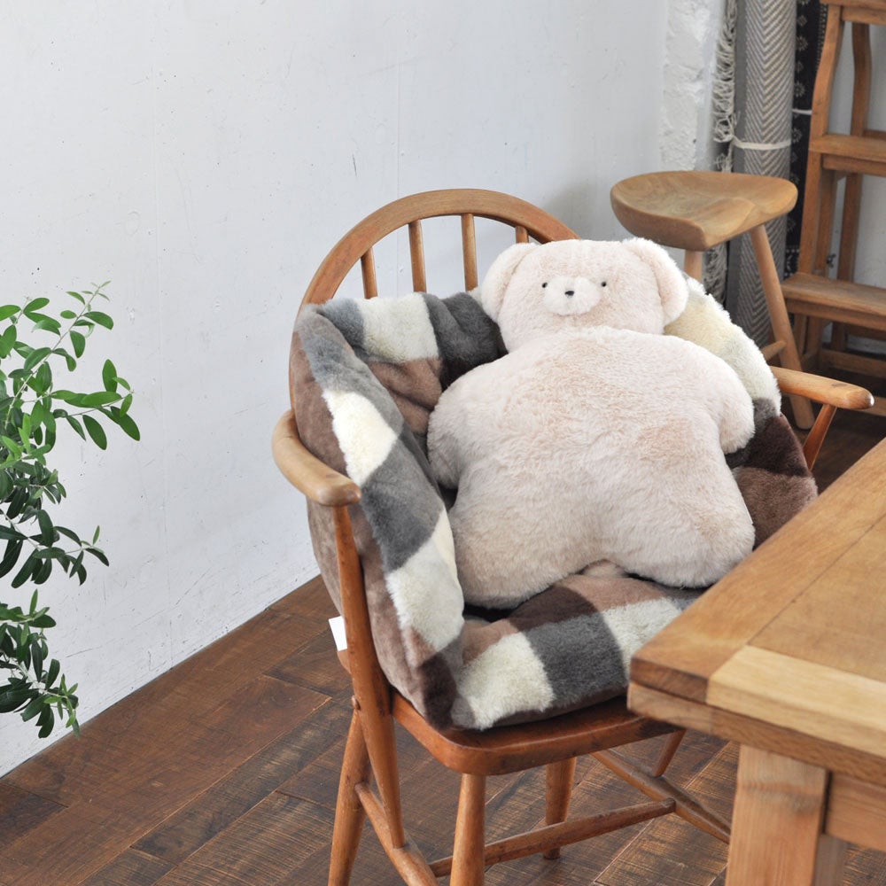 テディブランケット。優しい色味でお部屋に馴染みます。
