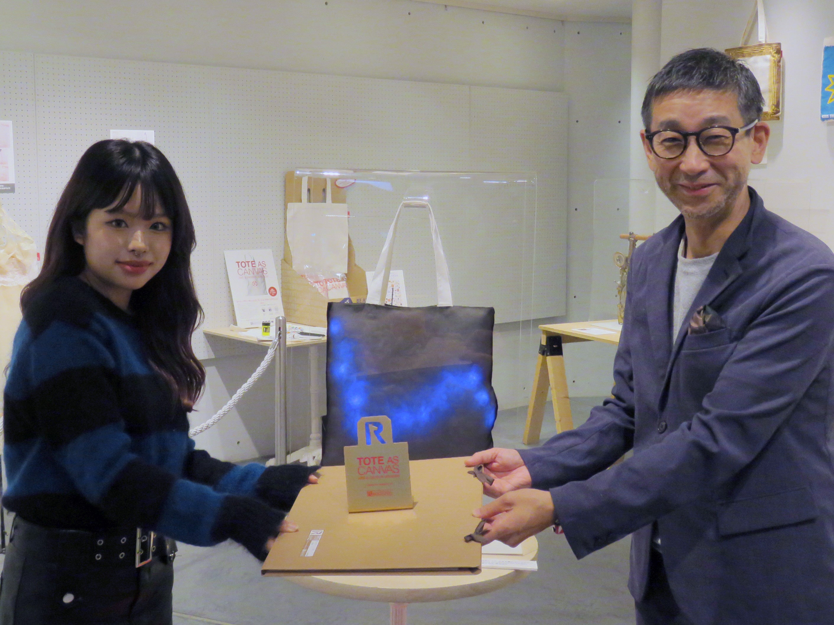 本年度グランプリ「雷雲」作者の山田莉音夢さんを表彰。 左 山田莉音夢さん、右 株式会社ルートート 代表取締役 神谷富士雄