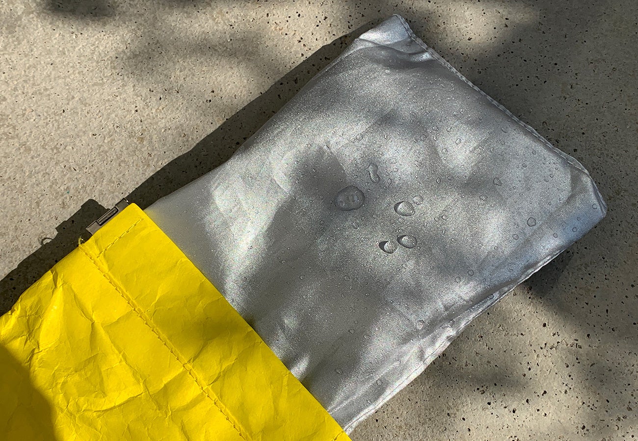 内側は湿ったものも入れらる素材を使用。使うたびにふき取ればいつも清潔。