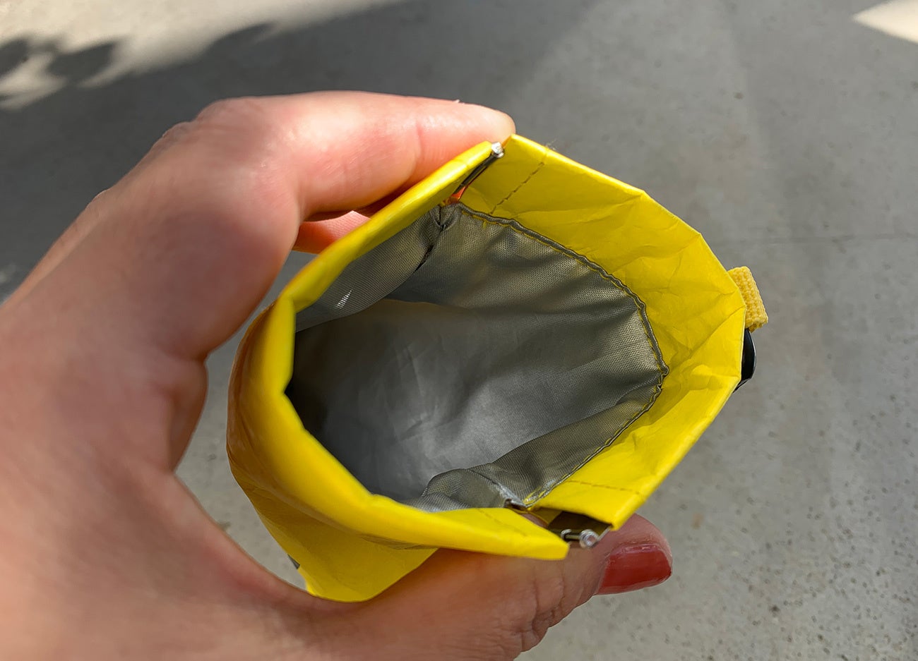 片手で簡単に開けられます。