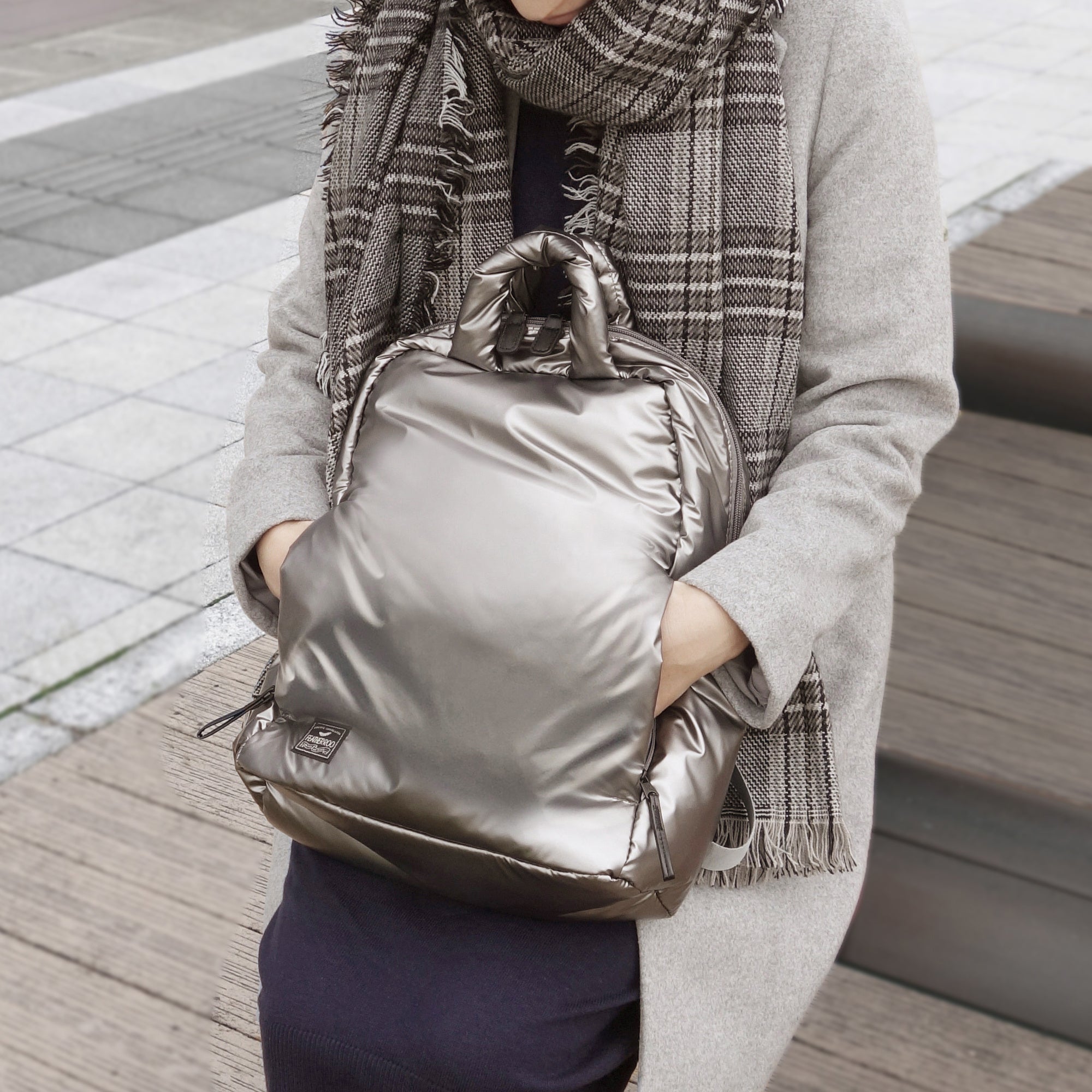 温活トート 「フェザールー セオルー」。ハンドウォーマーになる「ルーポケット」付き。