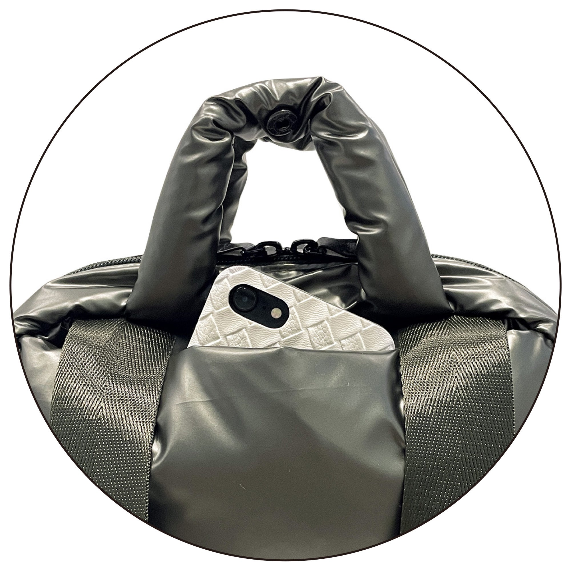 抱えて持った時などに、スマホなどを入れておくと便利なポケット付き。