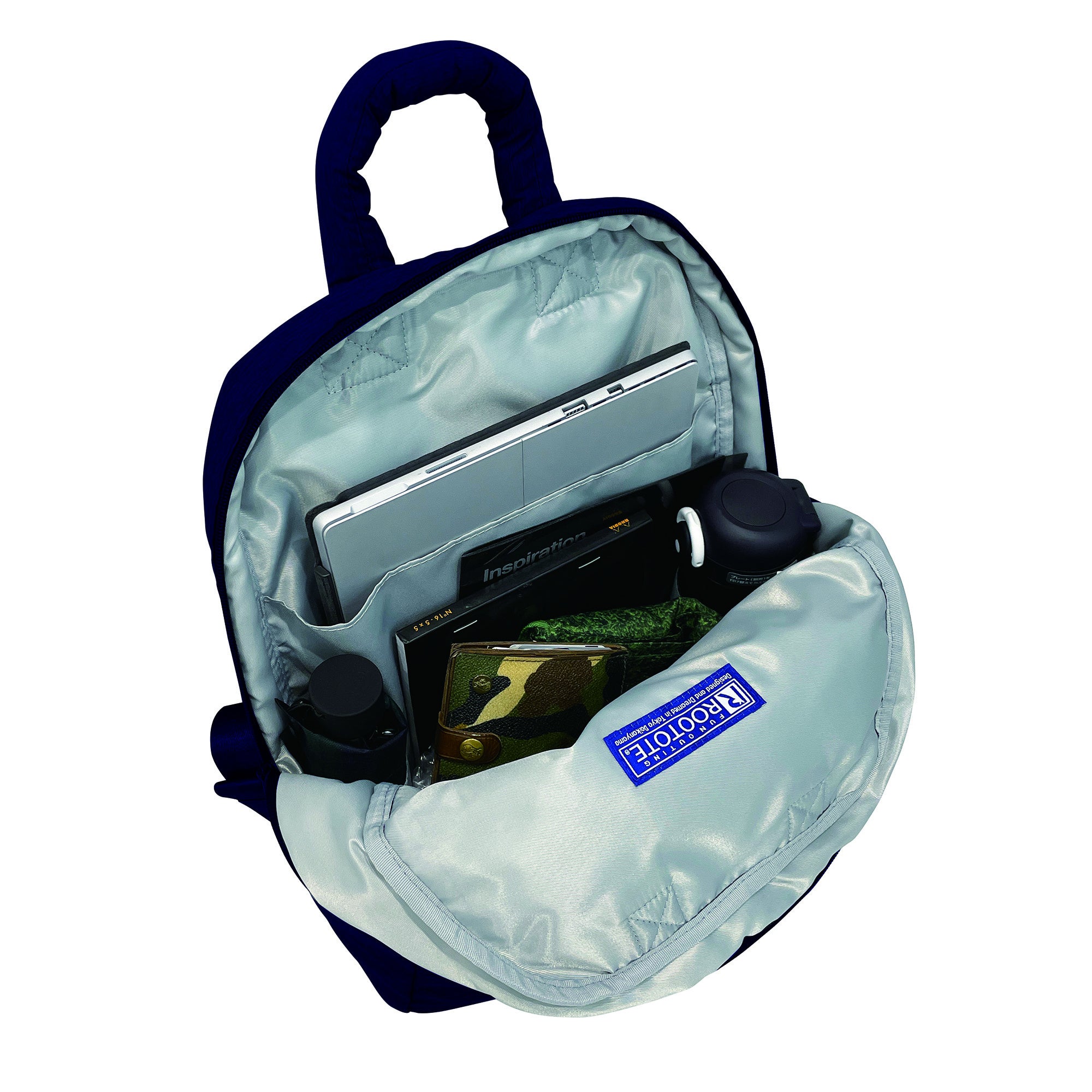 12インチPCが入るポケット付きでお仕事にもおすすめ。