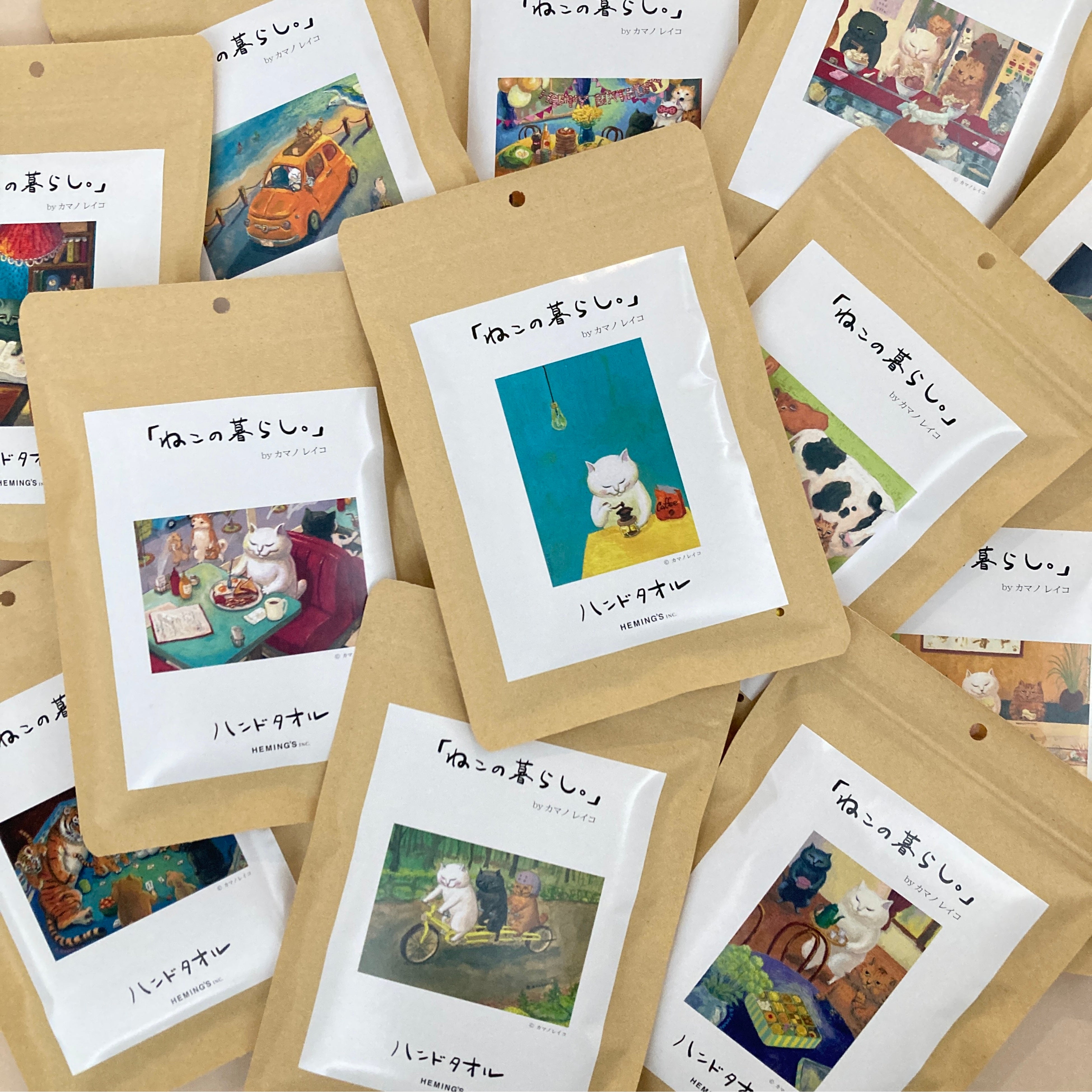それぞれの作品をプリントしたクラフトパッケージ入り。