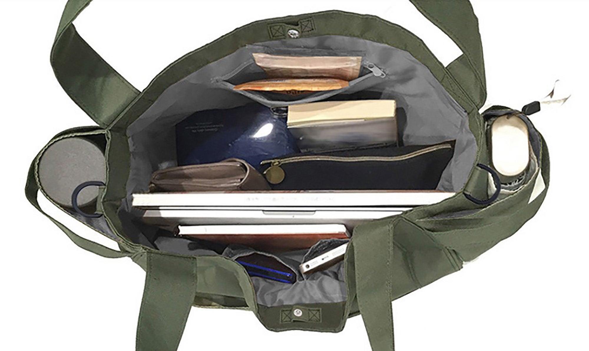 8つのポケットや本体に、ポーチ、本などをたっぷり収納。