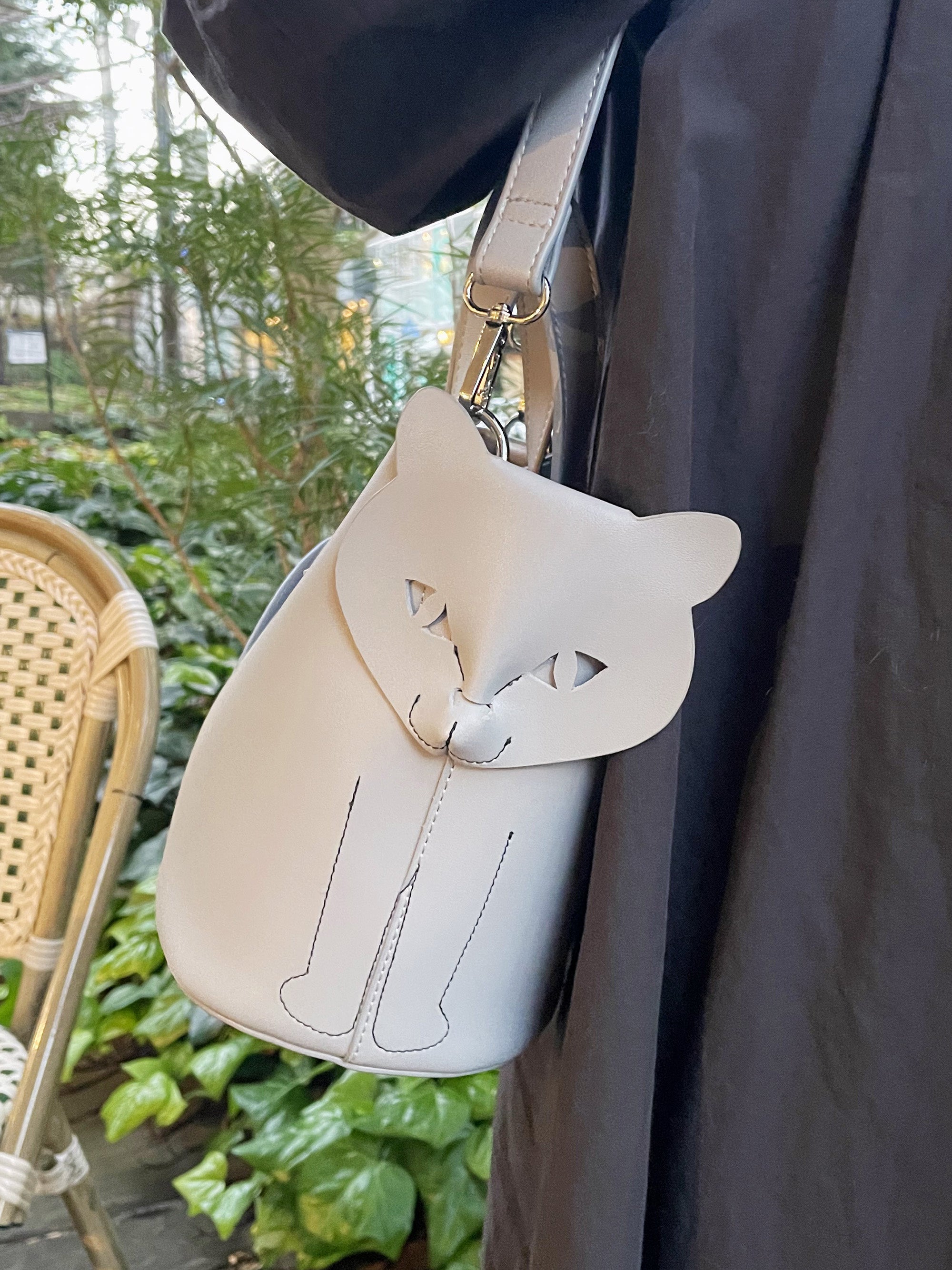 ショルダー掛けすると、傍らにそっと寄り添ってくれます。