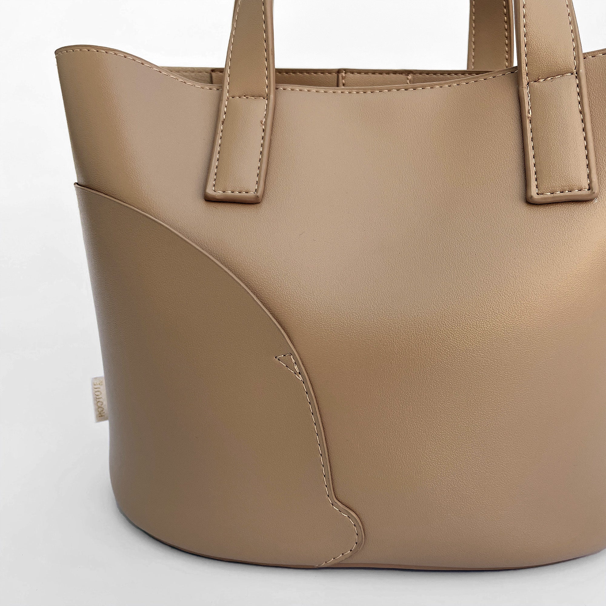 後ろ足に見立てたルーポケット。おやつをコッソリ忍ばせちゃおうかな⁉