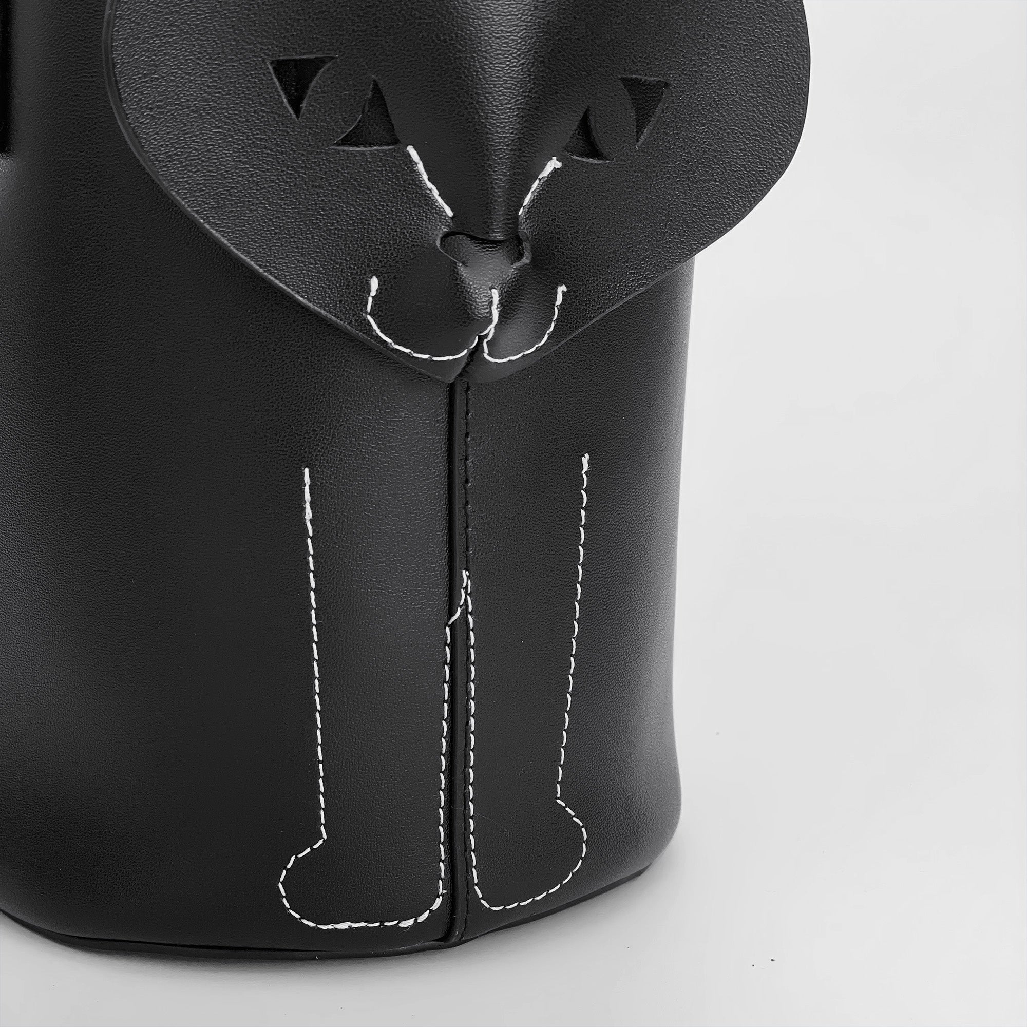 なにか言いたげ⁉やさしい表情と、ちょこんとついた前足でおすまし座り。