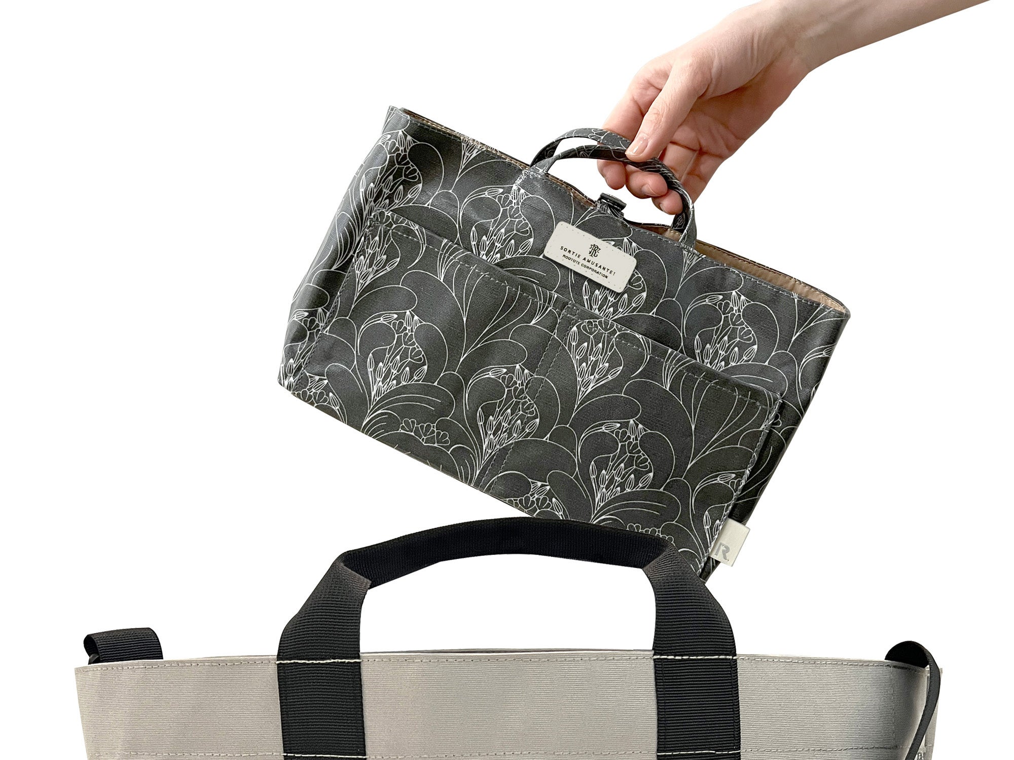 お出かけに必要なマストアイテムを「ルーキャリッジ」にまとめておけば、バッグの着替えもあっという間。