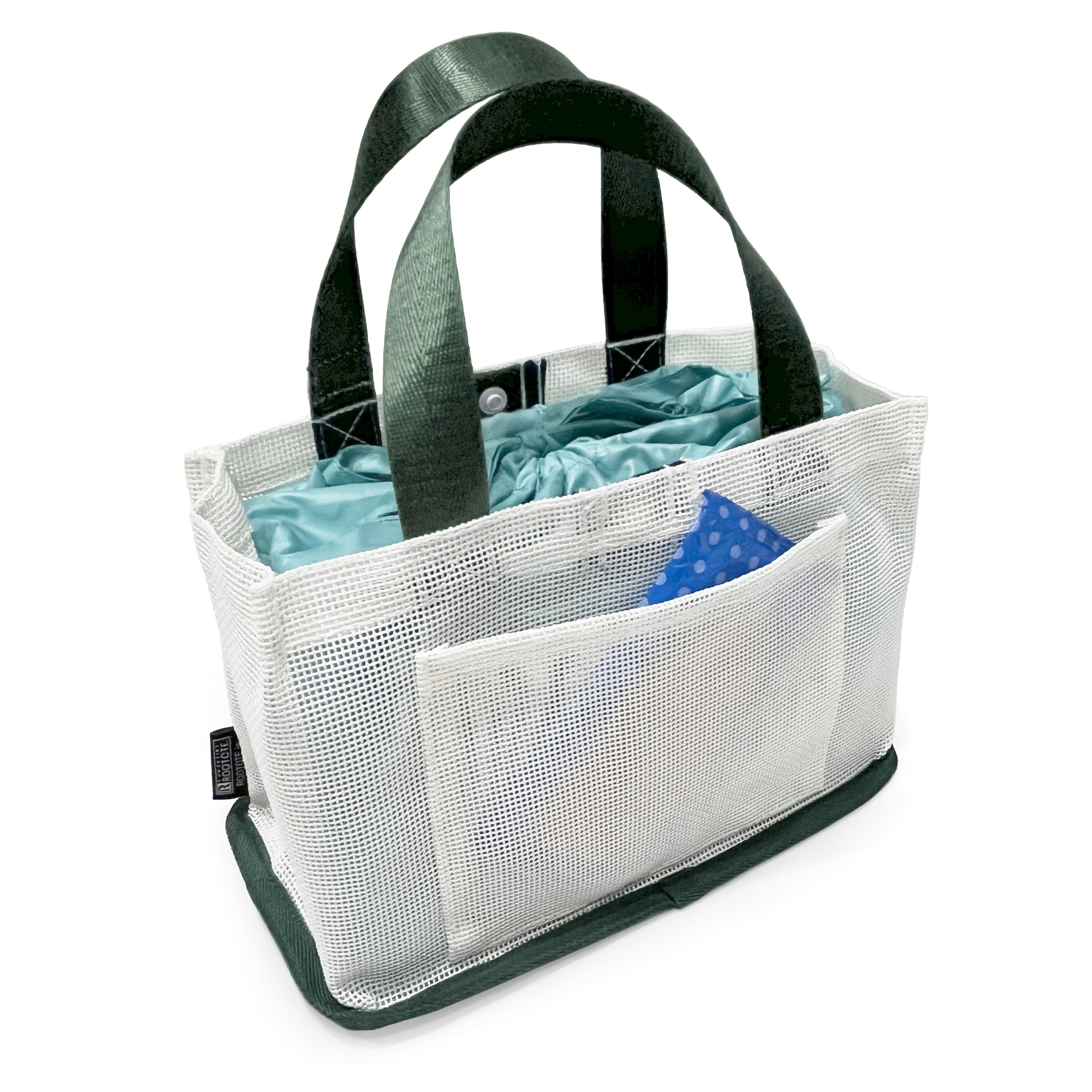 背面にはウェットティッシュなどの収納に便利なルーポケット付き。