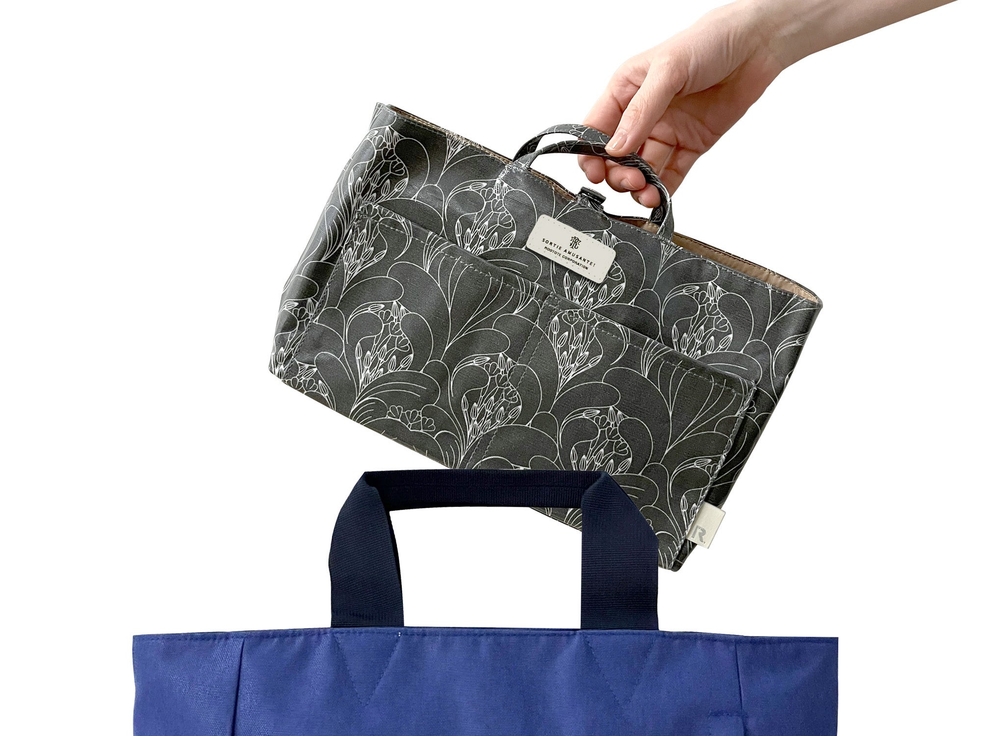 お出かけに必要なマストアイテムを「ルーキャリッジ」にまとめておけば、バッグの着替えもあっという間。