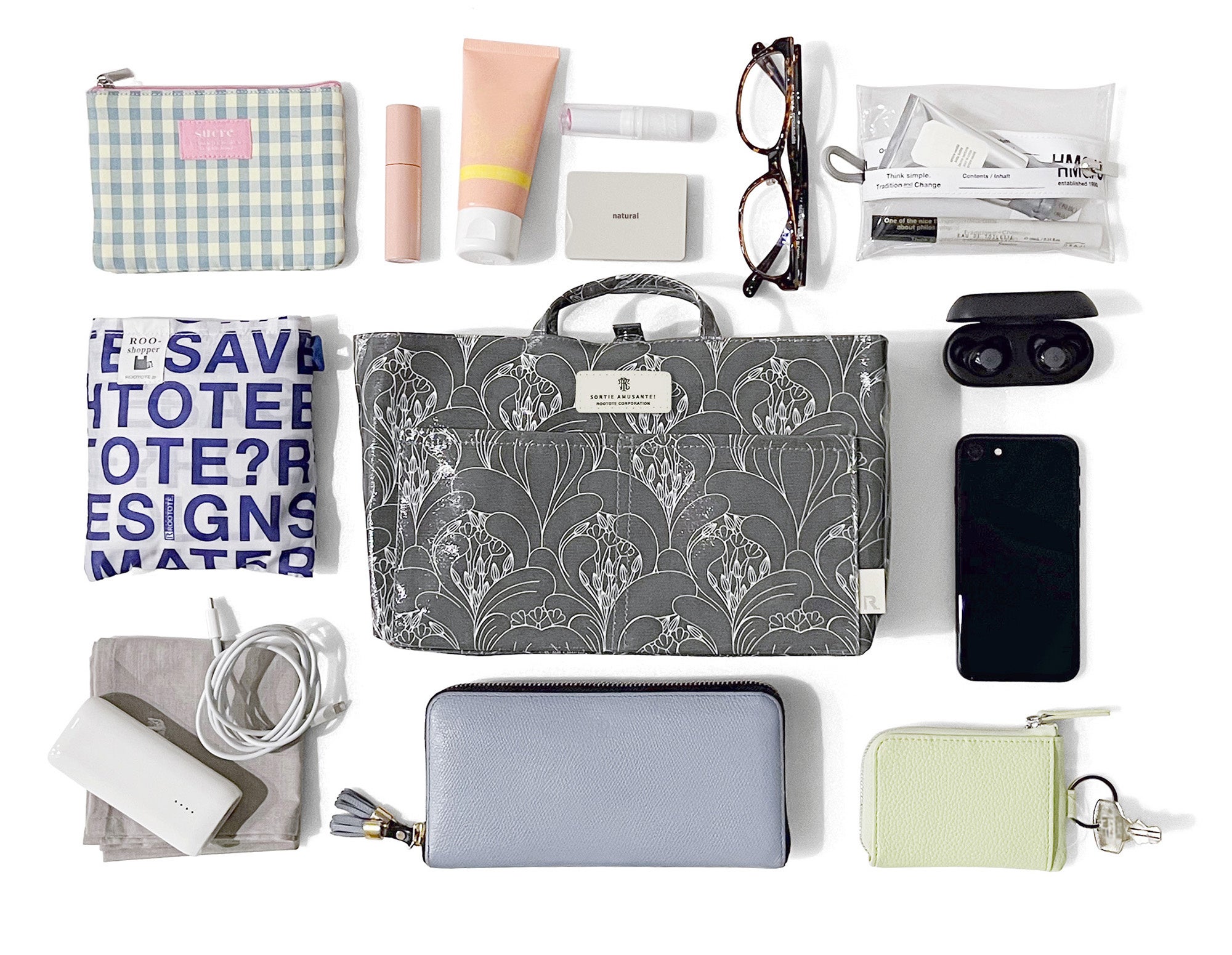 お出かけに必要なマストアイテムを収納。