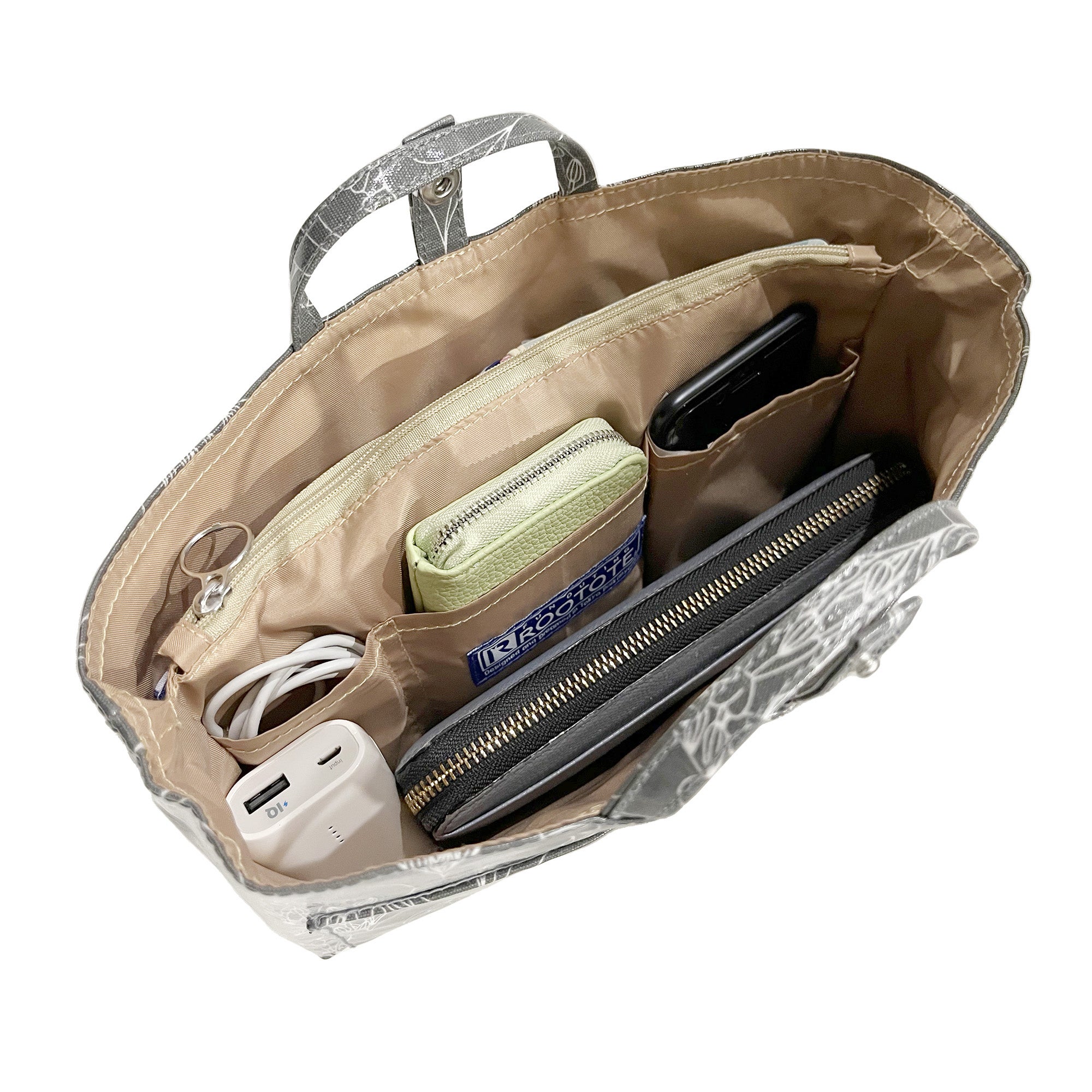 仕切りやポケットが充実。探し物の時間もカット。