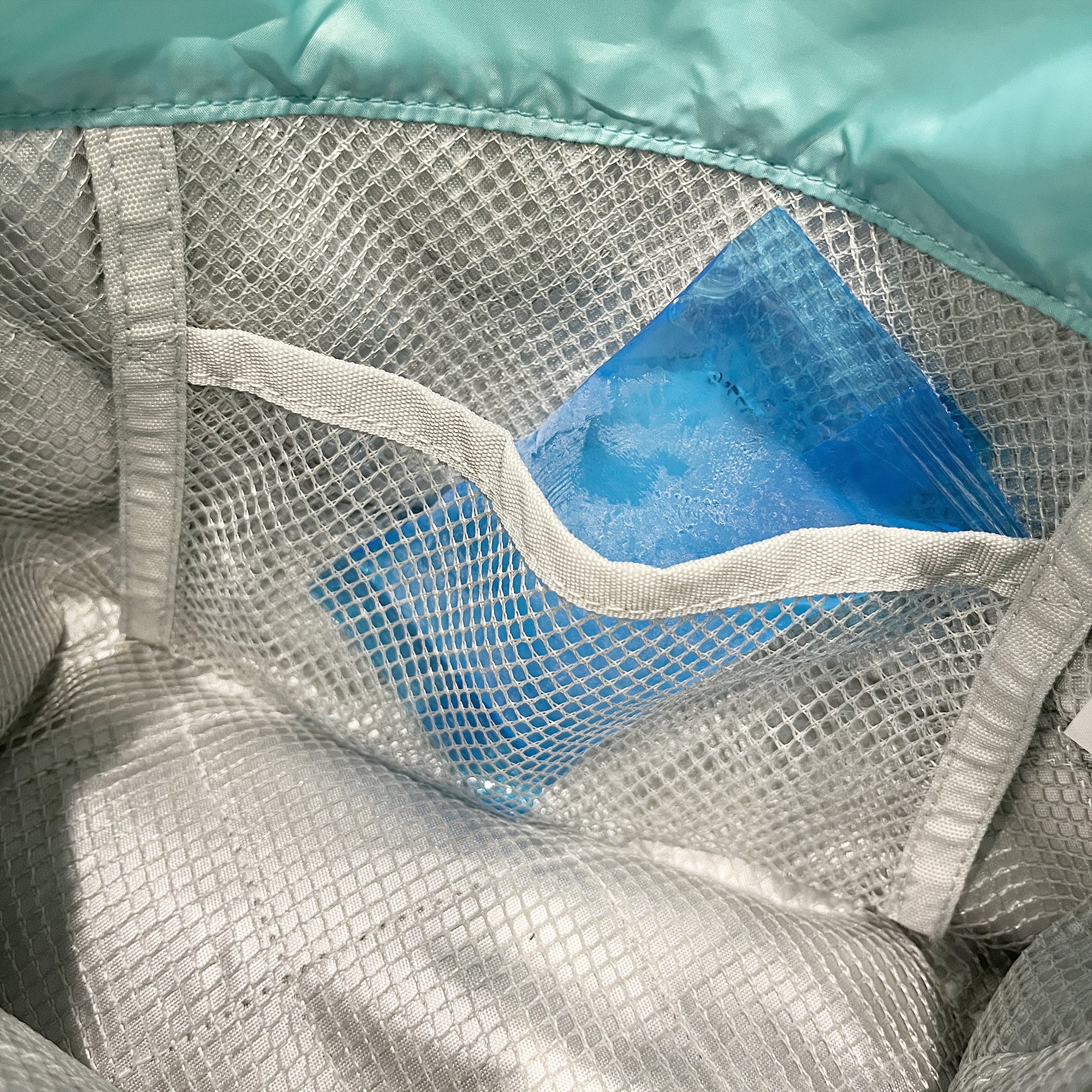 巾着の中には保冷剤用のメッシュポケット付き。